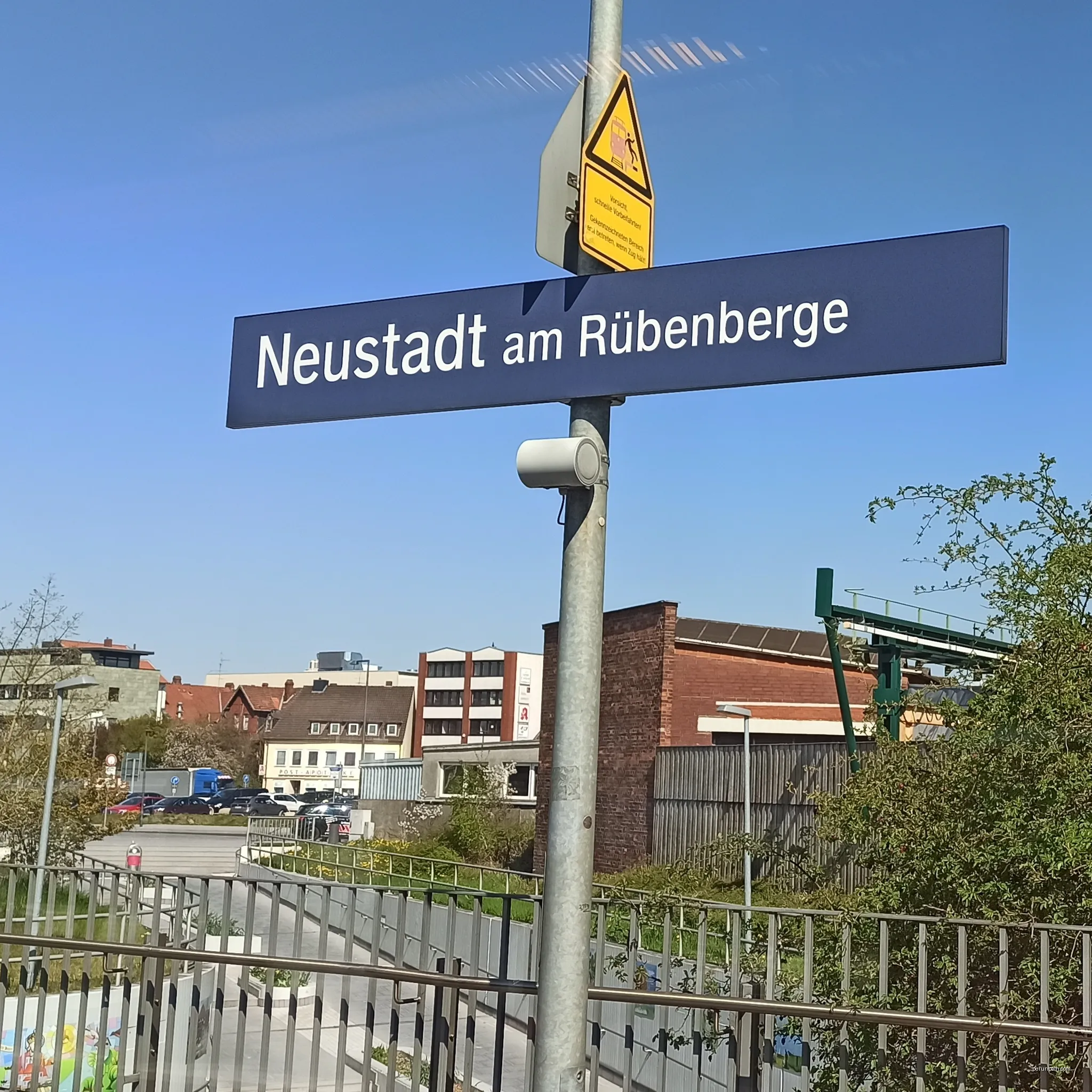 Bahnhofsschild Neustadt am Rübenberge, Bahnhof der Linie S2 der S-Bahn Hannover, 
Taken on 27 April 2021 | Autor: Clic | Licencja: CC BY-SA 4.0 | Źródło: Wikimedia Commons