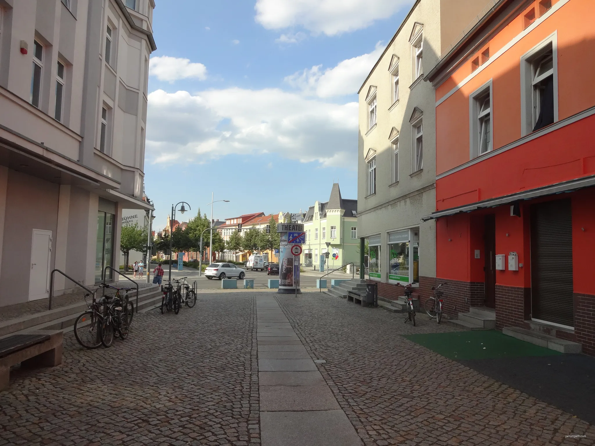 Bahnhofstraße in Senftenberg; Blick zum Steindamm von der Kreuzung Töpferstraße/Baderstraße | Autor: Z thomas | Licencja: CC BY-SA 4.0 | Źródło: Wikimedia Commons
