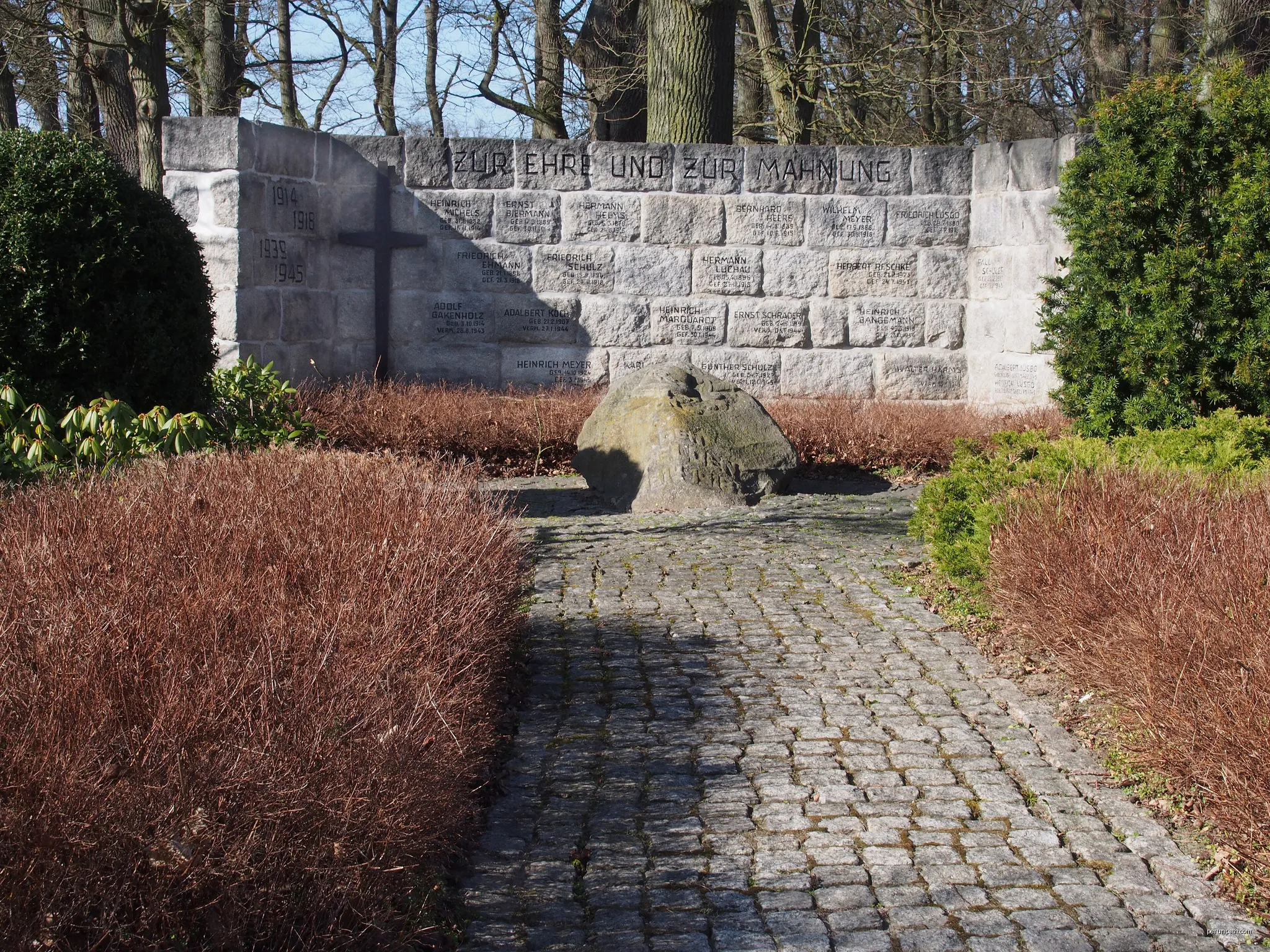 1914-18 and 1939-45 war memorial in Bargfeld, Lower Saxony, Germany | Autor: Hajotthu | Licencja: CC BY 3.0 | Źródło: Wikimedia Commons