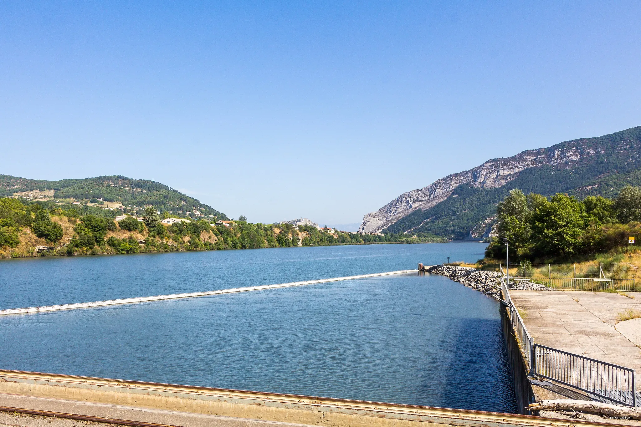 Barrage de Saint-Lazare and Water Gap of the Durance at Sisteron | Autor: Raimond Spekking | Licencja: CC BY-SA 4.0 | Źródło: Wikimedia Commons