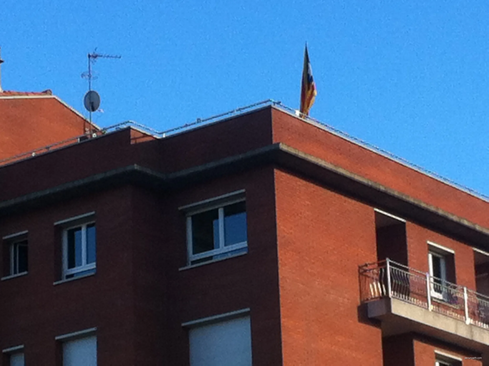 Barri Estadi. Vic. Osona. Catalonian flags. | Autor: Otger Cataló | Licencja: CC BY 3.0 | Źródło: Wikimedia Commons