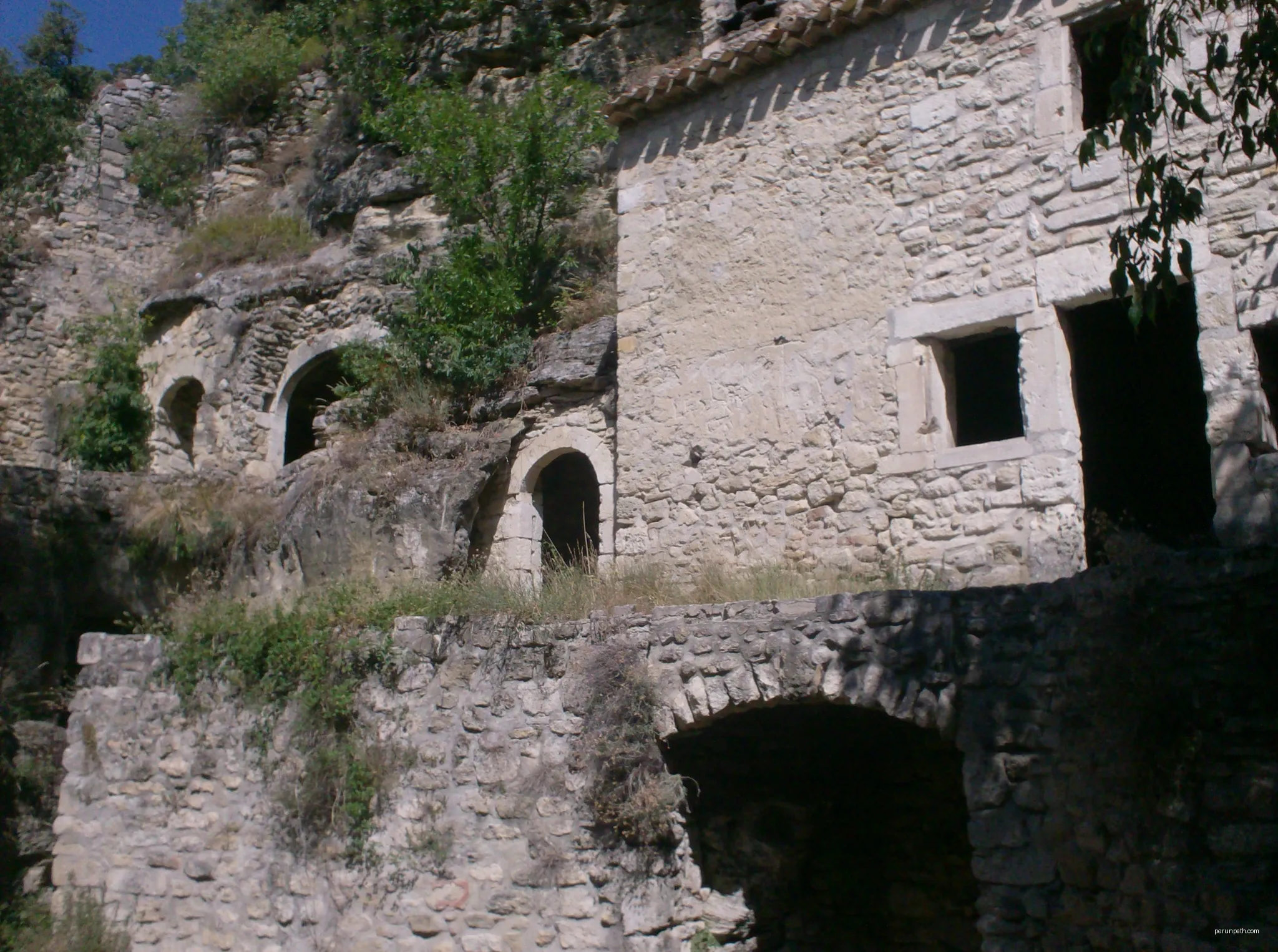 Le village troglodytique et l'oppidum