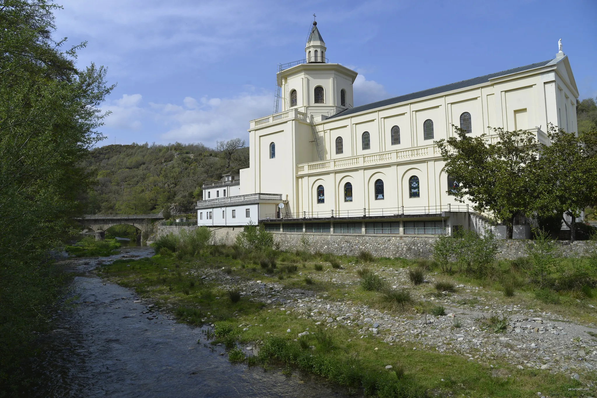 Basilica minore della Madonna di Porto a Gimigliano | Autor: Dario Crespi | Licencja: CC BY-SA 4.0 | Źródło: Wikimedia Commons