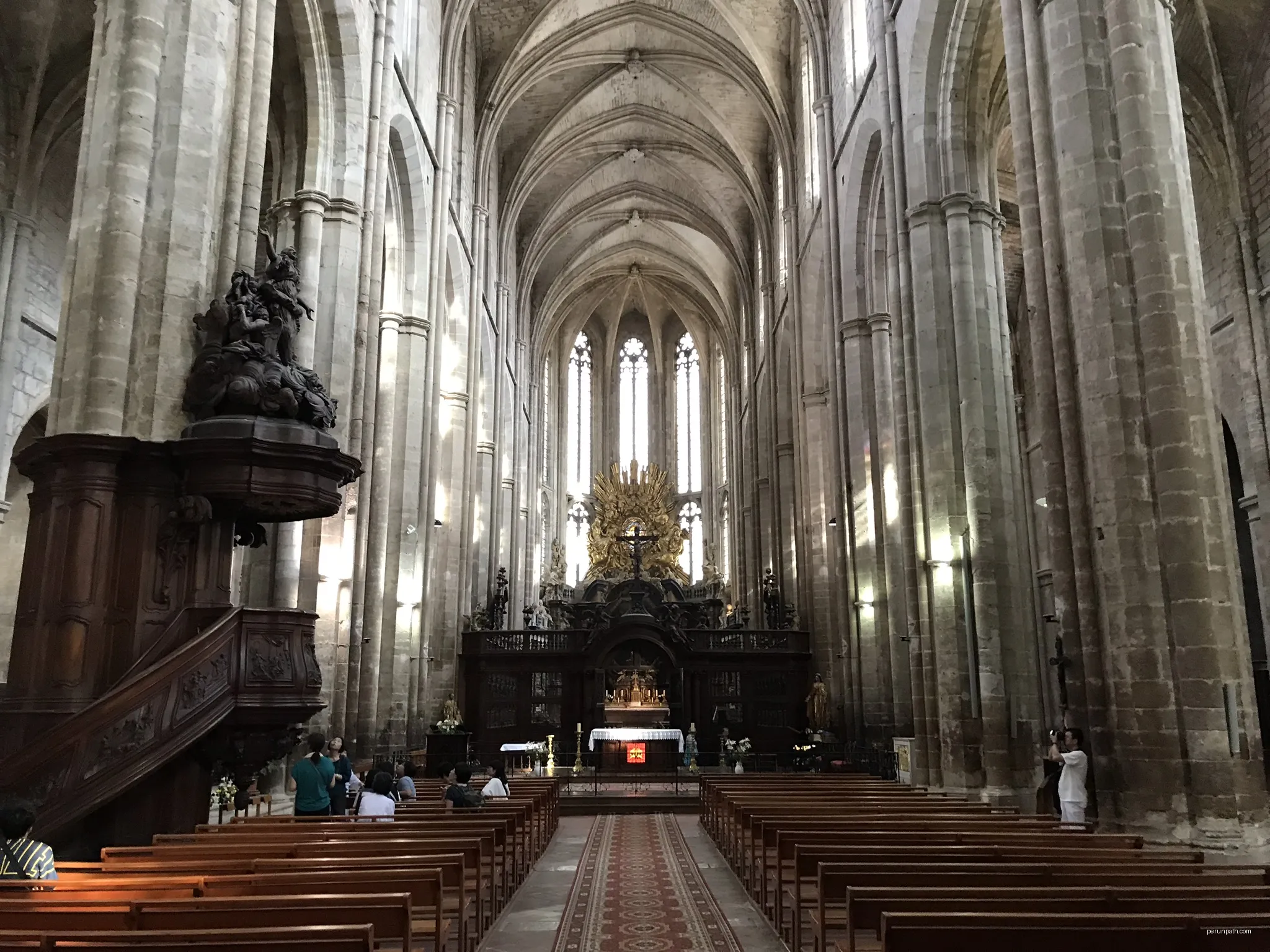 Interieur van de gotische basiliek van Maria Magdalena in Saint Maximin, Zuid Frankrijk | Autor: GertvanLoerik | Licencja: CC BY-SA 4.0 | Źródło: Wikimedia Commons