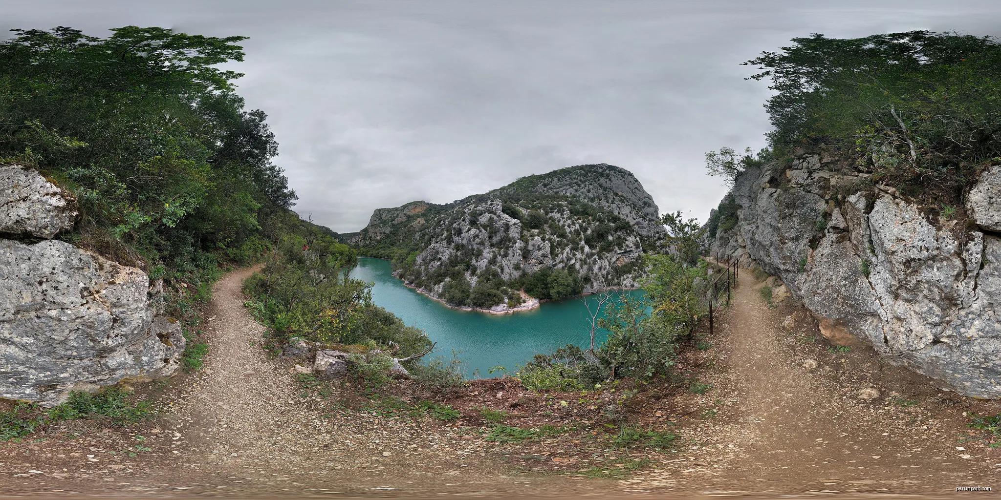 360 degree "PhotoSphere" of a path next to "Basses Gorges du Verdon" | Autor: Ogidya | Licencja: CC BY-SA 4.0 | Źródło: Wikimedia Commons
