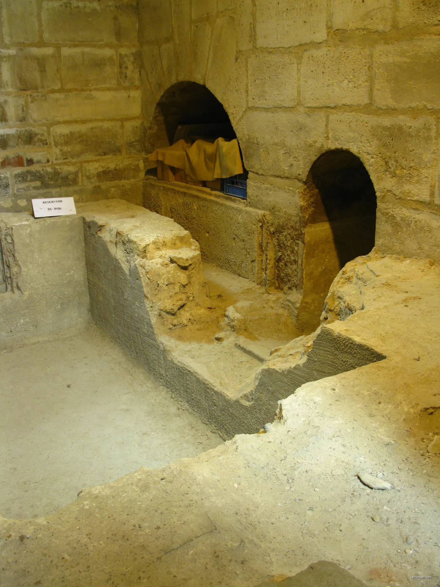 Bassin de la reine dans la maison du fontainier (rue de l'Observatoire) avec la galerie de communication entre le bassin et le réservoir | Autor: Racinaire | Licencja: CC BY-SA 3.0 | Źródło: Wikimedia Commons