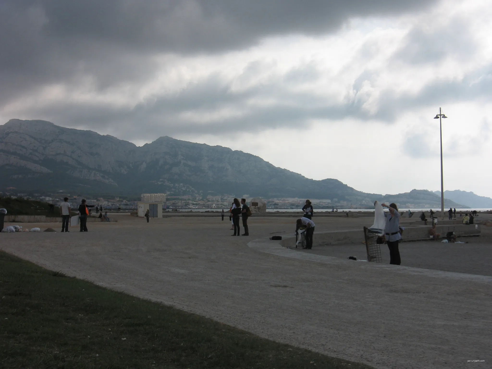 Beach, clouds and art students looking in the bins | Autor: michiel1972 | Licencja: CC BY-SA 3.0 | Źródło: Wikimedia Commons