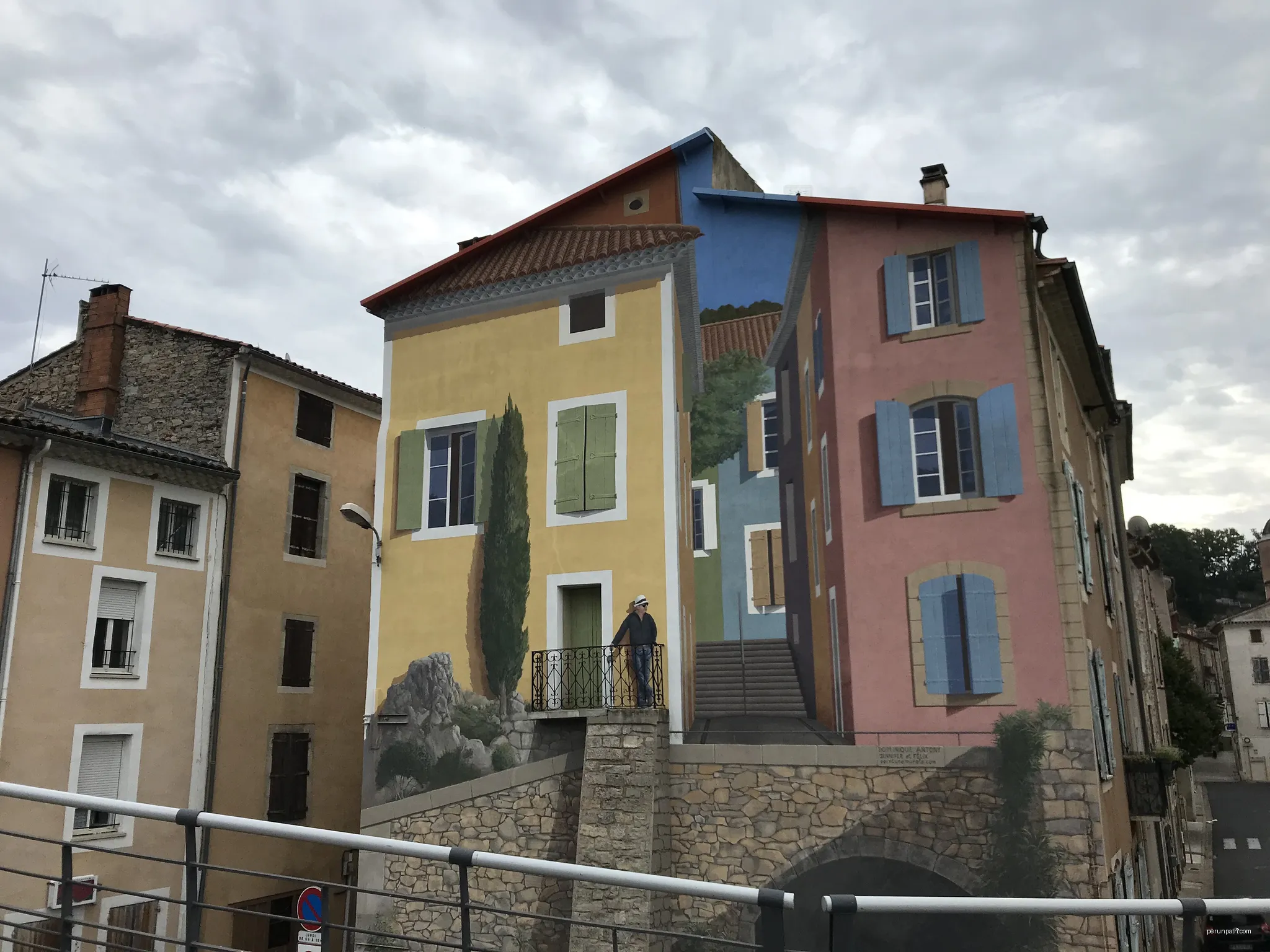 Bédarieux - peinture d'un bâtiment | Autor: AirScott | Licencja: CC BY-SA 4.0 | Źródło: Wikimedia Commons