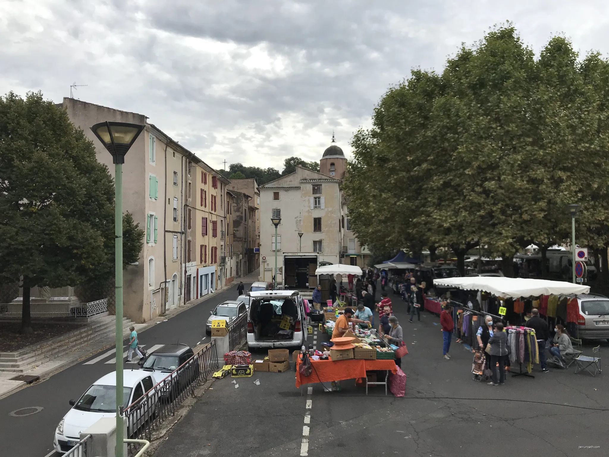 Bédarieux - marché | Autor: AirScott | Licencja: CC BY-SA 4.0 | Źródło: Wikimedia Commons