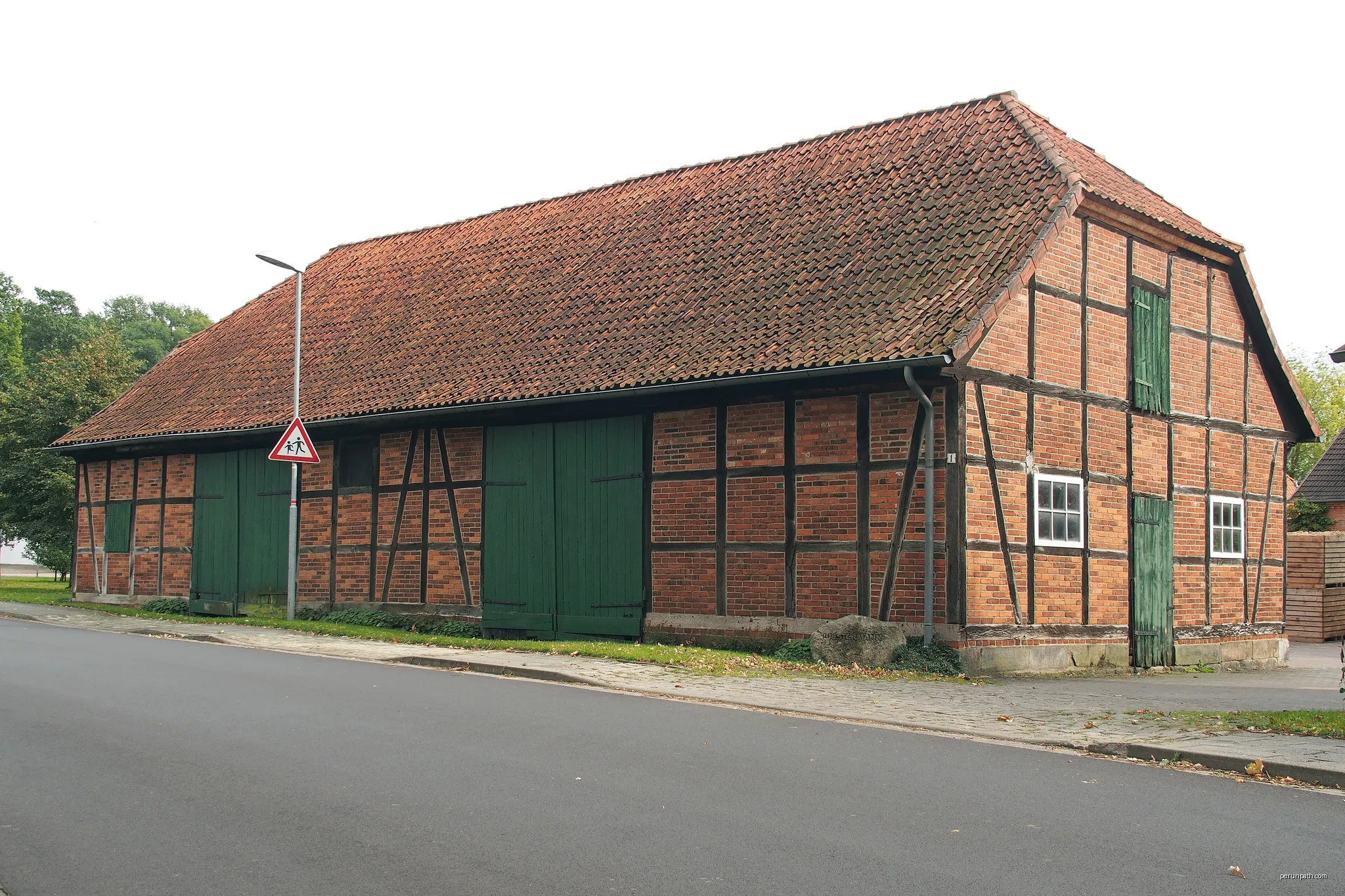 Querdurchfahrtscheune in Beedenbostel, Niedersachsen (Germany) | Autor: Hajotthu | Licencja: CC BY 3.0 | Źródło: Wikimedia Commons