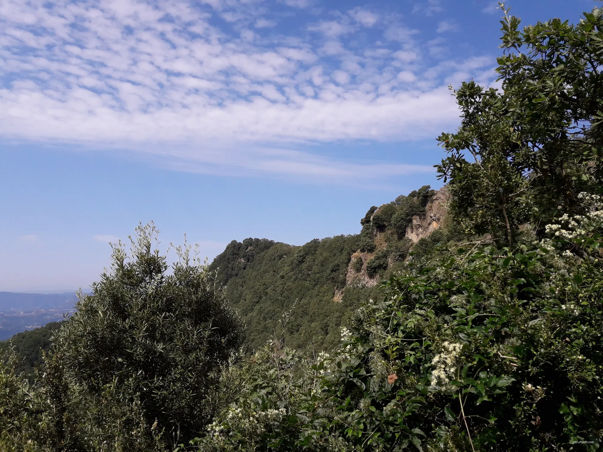 Bellmunt des del camí entre l'aparcament i el santuari. | Autor: pere prlpz | Licencja: CC BY-SA 3.0 | Źródło: Wikimedia Commons