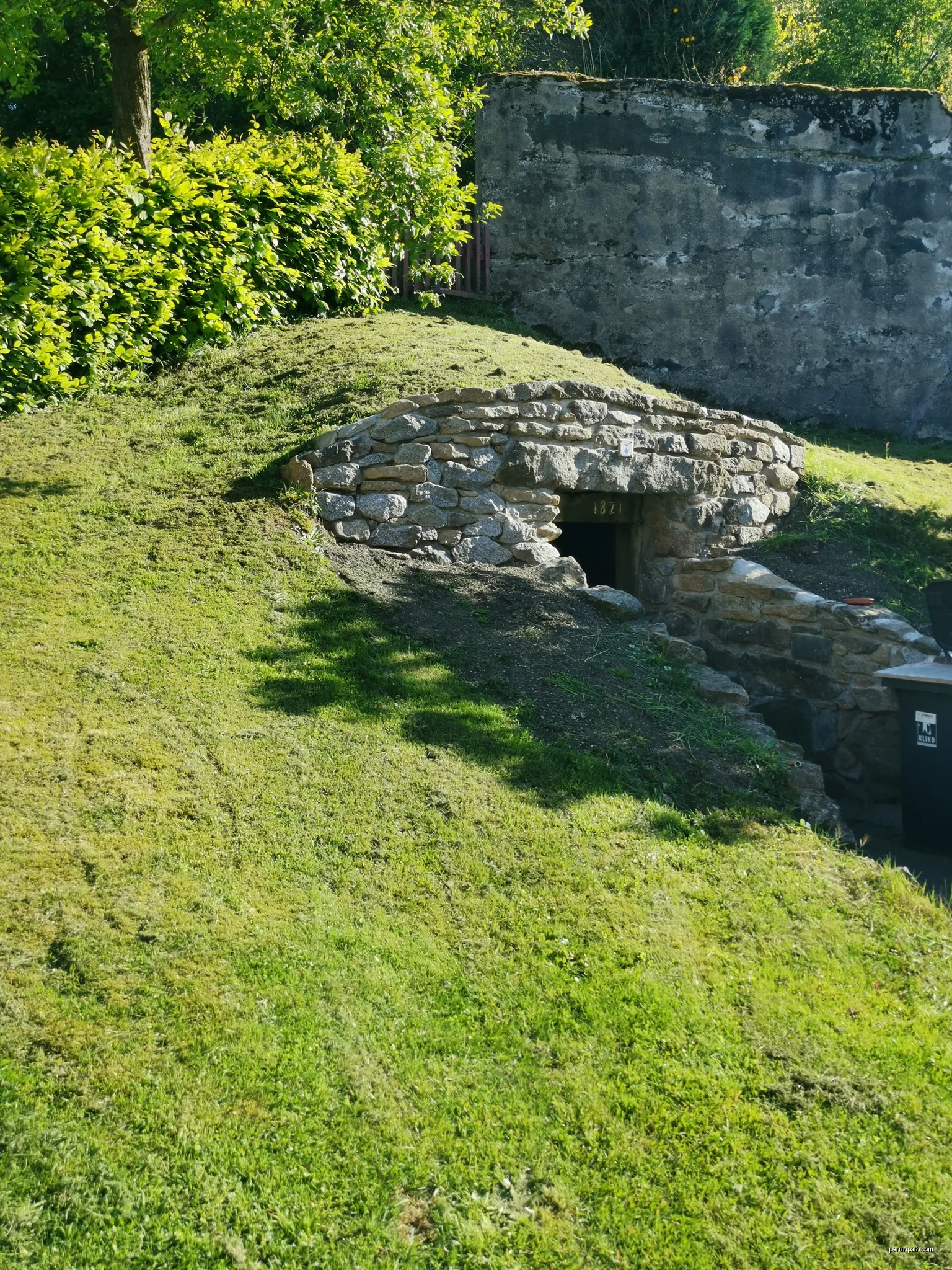 Denkmalgeschützter Bergkeller in der Elstraer Straße 18 in Steina | Autor: Z thomas | Licencja: CC BY-SA 4.0 | Źródło: Wikimedia Commons