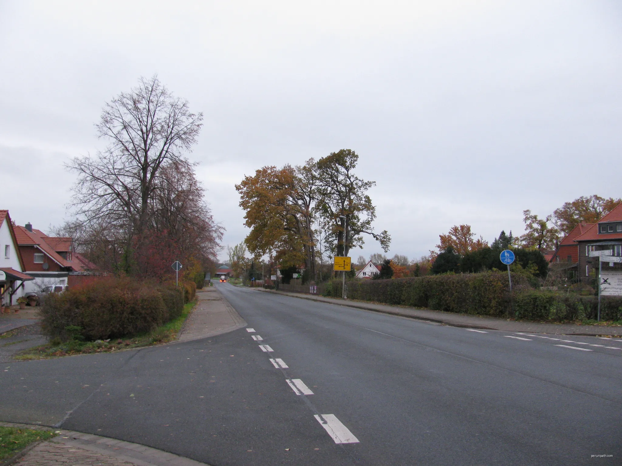 die Bergstraße in Wehnsen im Zuge der Bundesstraße 444, Blick nach Norden | Autor: GeorgDerReisende | Licencja: CC BY-SA 4.0 | Źródło: Wikimedia Commons