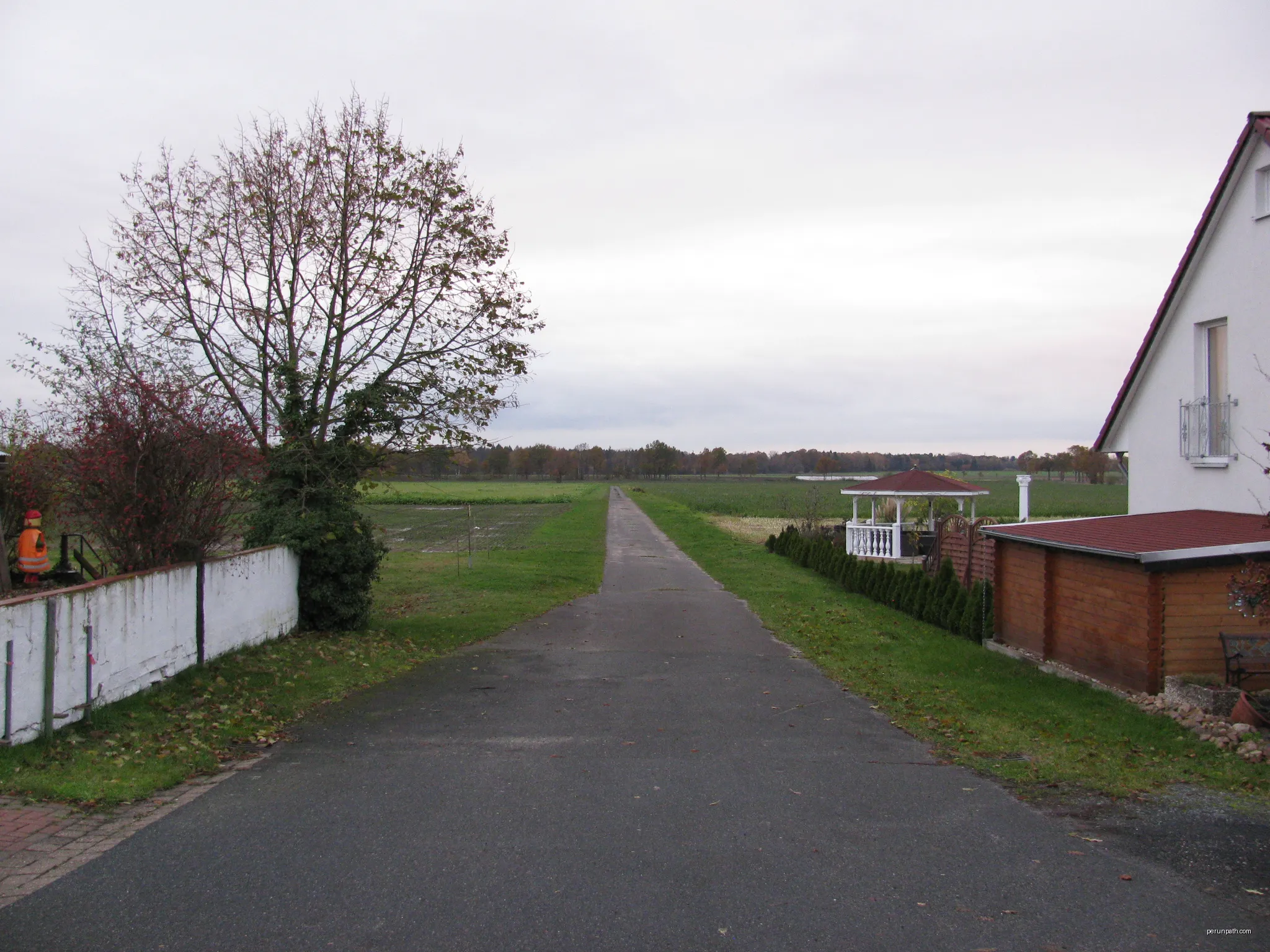 Blick von der Bergstraße in Wehnsen in einen Feldweg nach Westen | Autor: GeorgDerReisende | Licencja: CC BY-SA 4.0 | Źródło: Wikimedia Commons