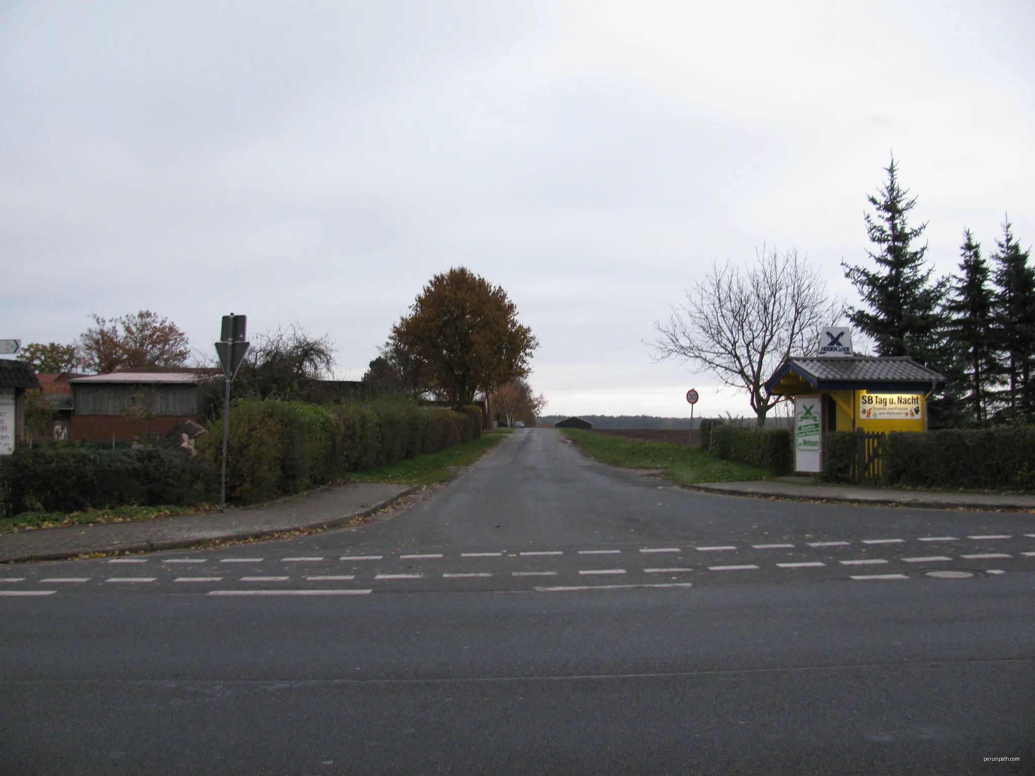 Blick von der Bergstraße in Wehnsen in einen Feldweg nach Osten | Autor: GeorgDerReisende | Licencja: CC BY-SA 4.0 | Źródło: Wikimedia Commons
