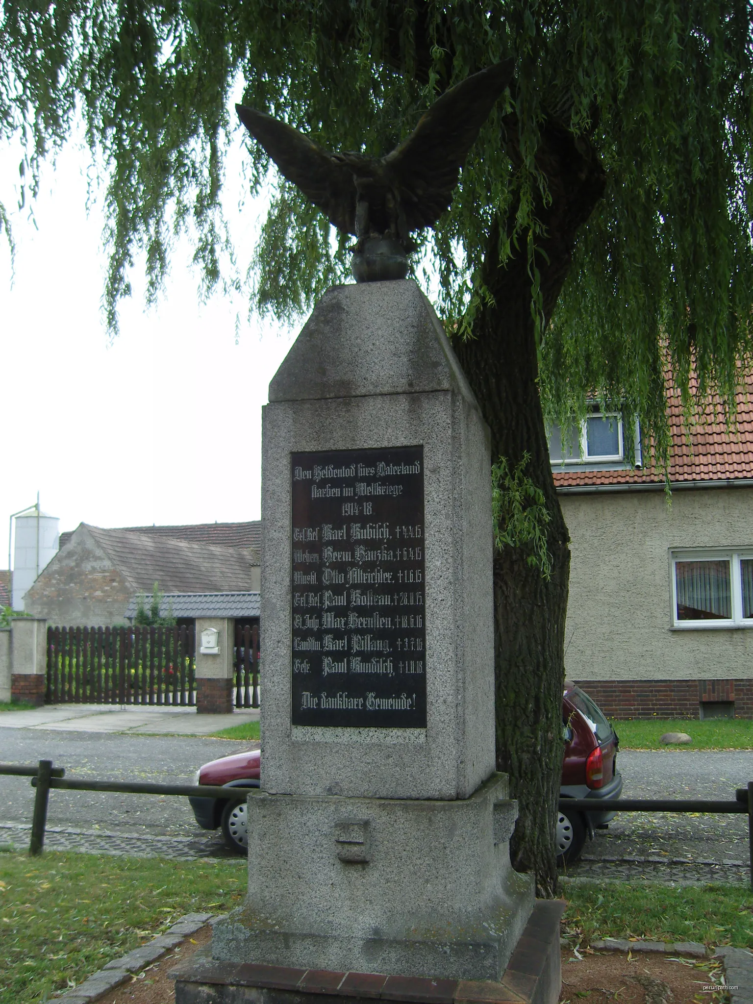 Kriegerdenkmal für die Gefallenen des Ersten Weltkriegs in Biehlen einem Gemeindeteil von Schwarzbach | Autor: Z thomas | Licencja: CC BY 3.0 | Źródło: Wikimedia Commons