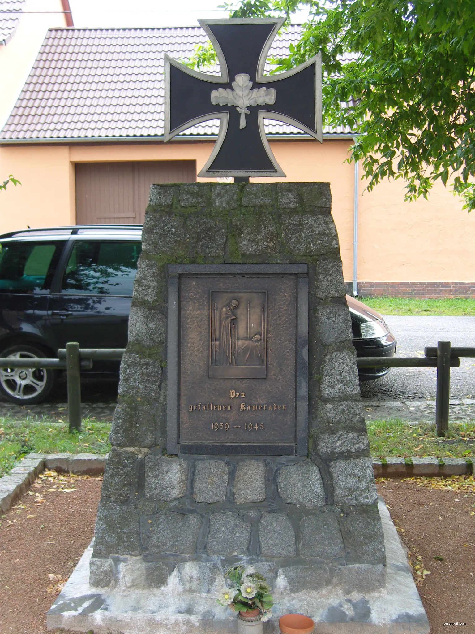 Kriegerdenkmal für die Gefallenen des Zweiten Weltkrieges in Biehlen einem Ortsteil der Gemeinde Schwarzbach | Autor: Z thomas | Licencja: CC BY 3.0 | Źródło: Wikimedia Commons