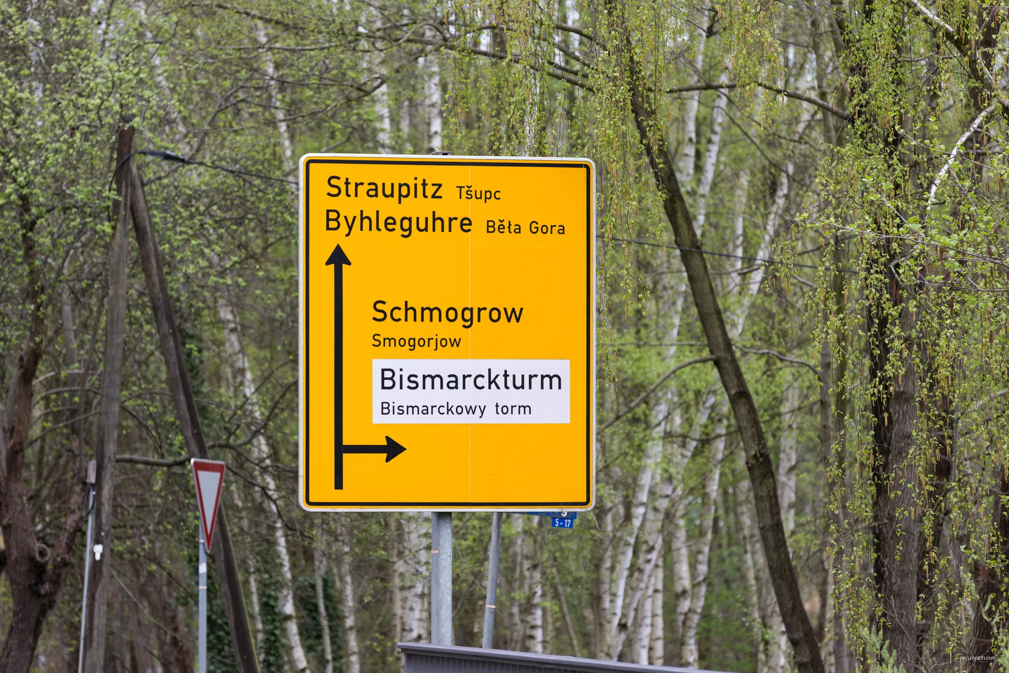 Straßenschild bei Burg (Spreewald) in deutscher und sorbischer Sprache. | Autor: JoachimKohlerBremen | Licencja: CC BY-SA 4.0 | Źródło: Wikimedia Commons