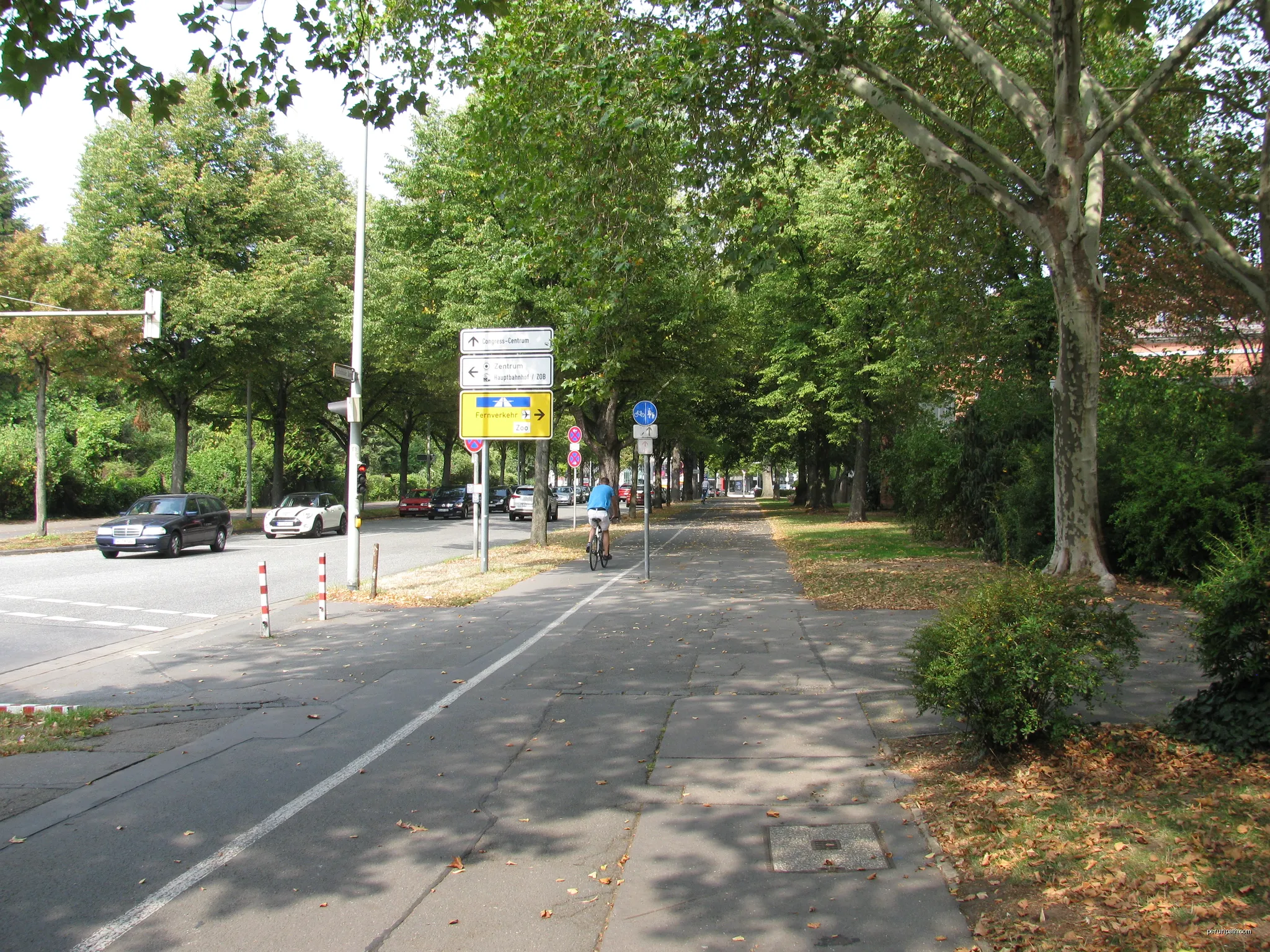 das Westende des Bischofsholer Damm in Hannover, Blick von gegenüber der Einmündung der Straße Am Südbahnhof nach Norden | Autor: GeorgDerReisende | Licencja: CC BY-SA 4.0 | Źródło: Wikimedia Commons