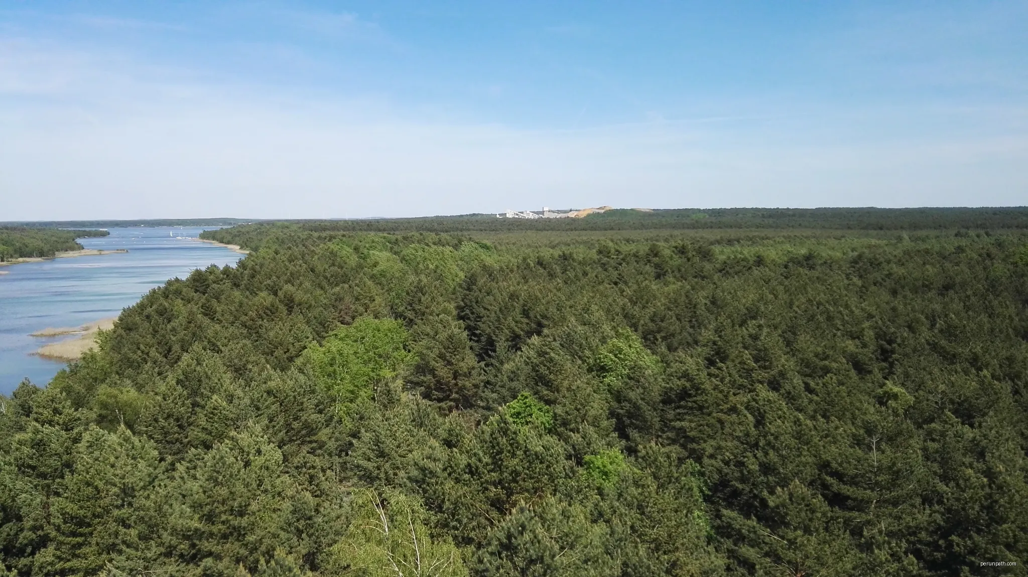 Blick vom Aussichtsturm am Senftenberger See auf den südlichen Bereich des Senftenberger Sees und die Insel, die als Naturschutzgebiet ausgewiesen ist | Autor: Z thomas | Licencja: CC BY-SA 3.0 | Źródło: Wikimedia Commons