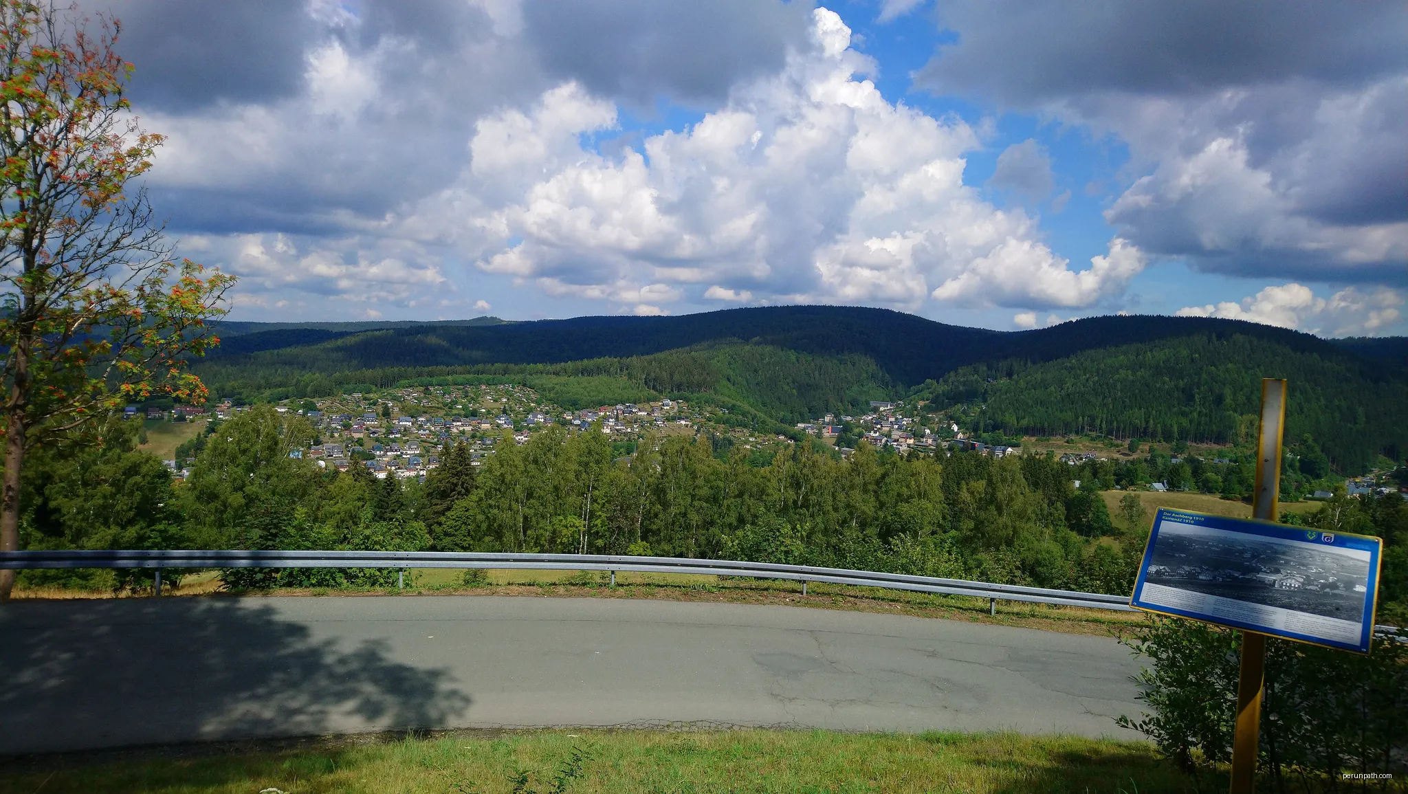 Blick über Klingenthal von der Sonnenloipe im Erzgebirge | Autor: Corinna Gerhardt | Licencja: CC BY-SA 4.0 | Źródło: Wikimedia Commons