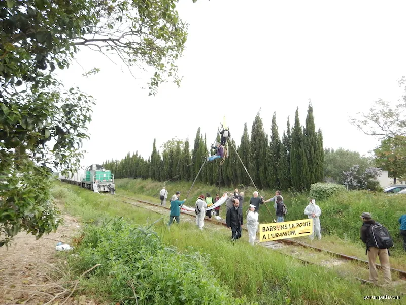 Une douzaine de militants de Stop-uranium bloquent un train d'uranium (UF4) sortant de l'usine Areva Malvési pour rejoindre la gare de triage de Narbonne. | Autor: BalaiFaubert | Licencja: CC BY-SA 4.0 | Źródło: Wikimedia Commons