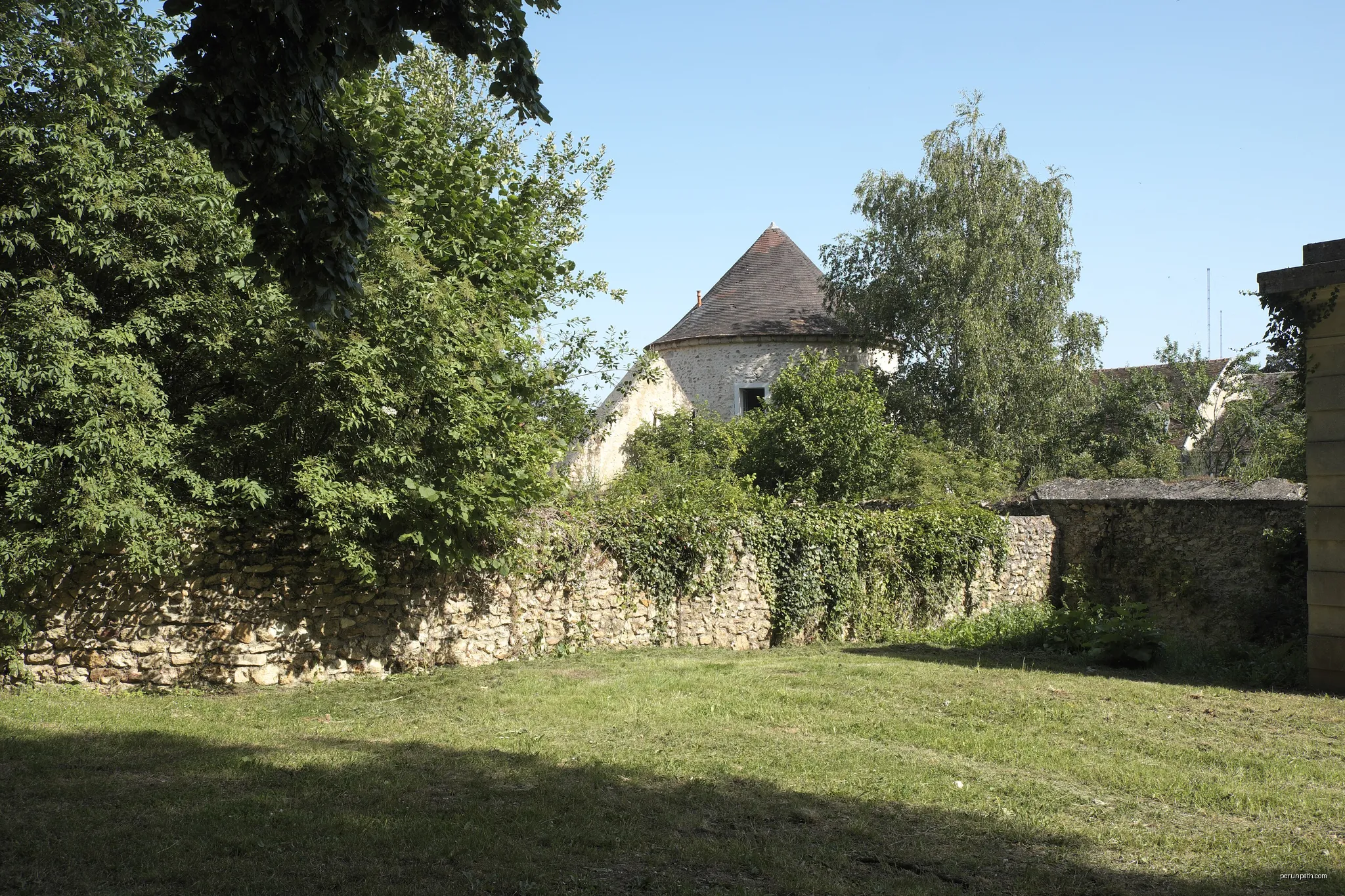 Taubenturm in Boissise-le-Roi im Département Seine-et-Marne (Île-de-France/Frankreich) | Autor: GFreihalter | Licencja: CC BY-SA 3.0 | Źródło: Wikimedia Commons