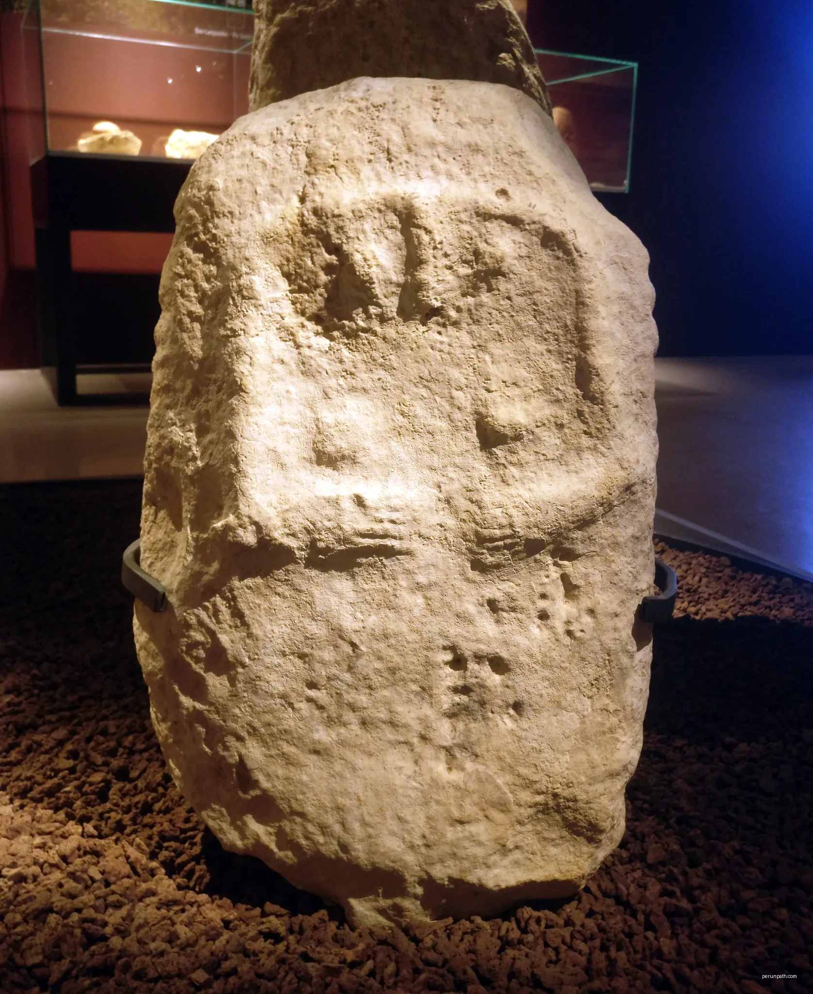 Statue-menhir du Bon Diablet, Saint-Quentin-la-Poterie, Gard, France. | Autor: JYB Devot | Licencja: CC BY-SA 4.0 | Źródło: Wikimedia Commons
