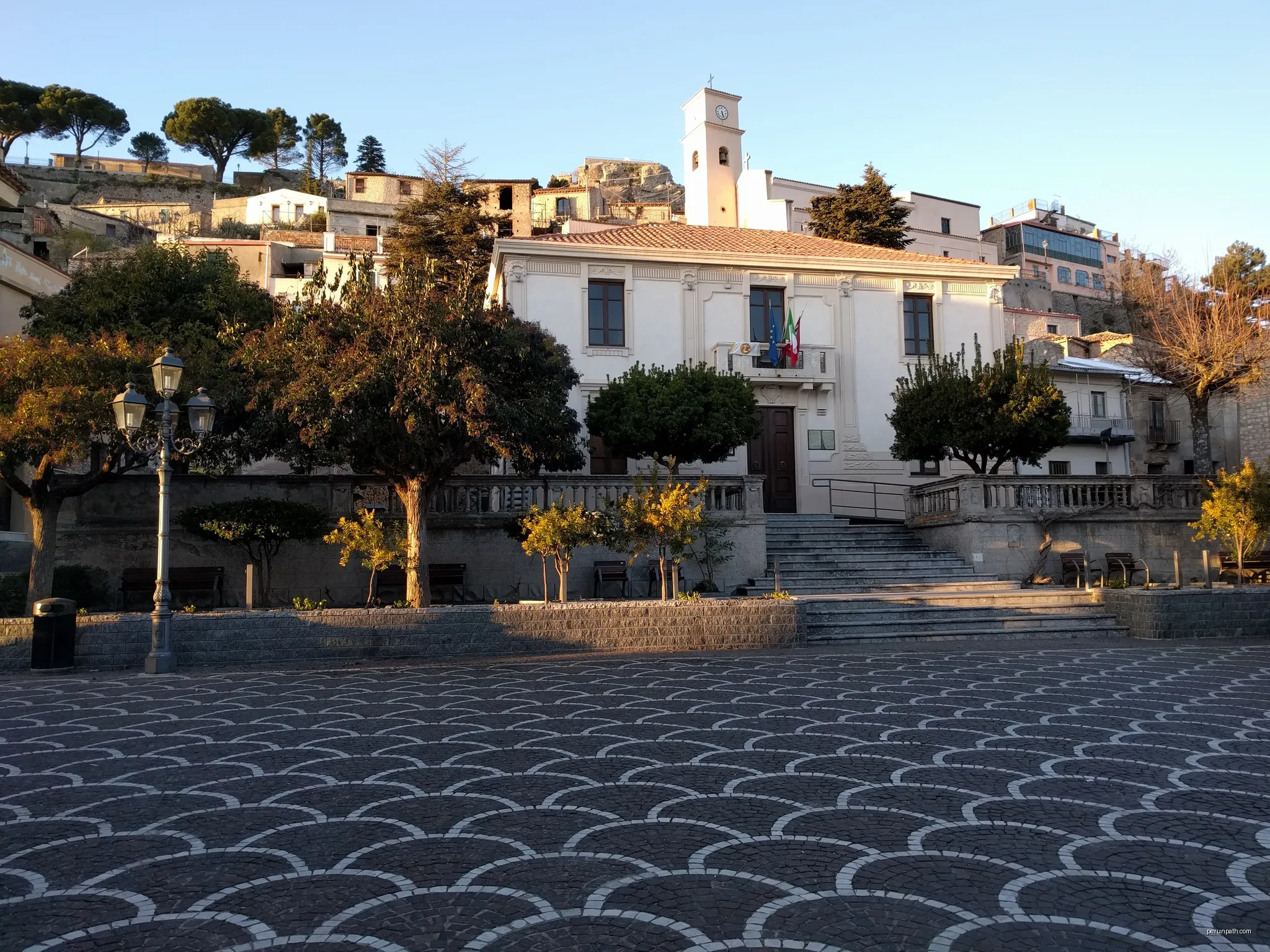 Plaça Roma a Bova | Autor: Mmoyaq | Licencja: CC BY-SA 4.0 | Źródło: Wikimedia Commons