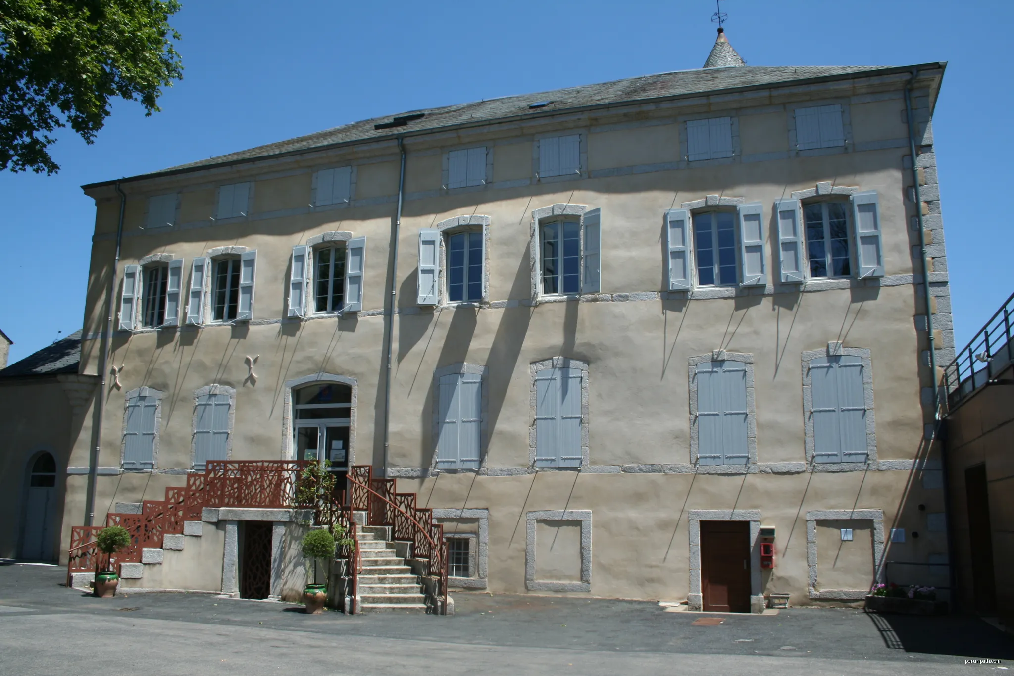 Brassac (Tarn) - façade du château (rive gauche). | Autor: Fagairolles 34 | Licencja: CC BY-SA 4.0 | Źródło: Wikimedia Commons