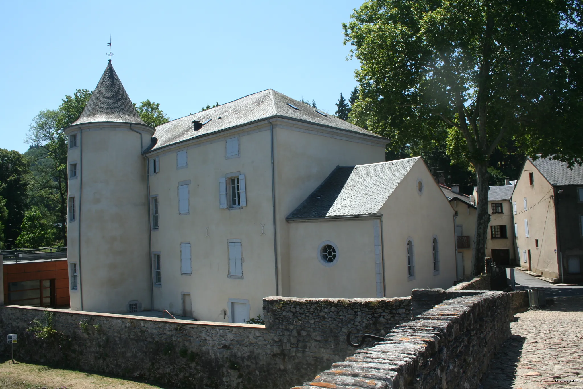 Brassac (Tarn) - château (rive gauche). | Autor: Fagairolles 34 | Licencja: CC BY-SA 4.0 | Źródło: Wikimedia Commons