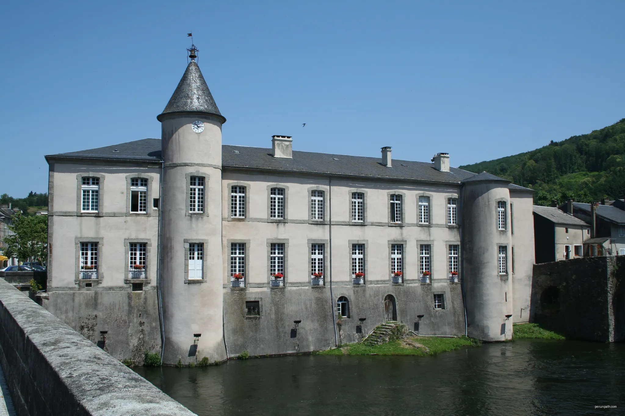 Brassac (Tarn) - château - mairie, au bord de l'Agout. | Autor: Fagairolles 34 | Licencja: CC BY-SA 4.0 | Źródło: Wikimedia Commons