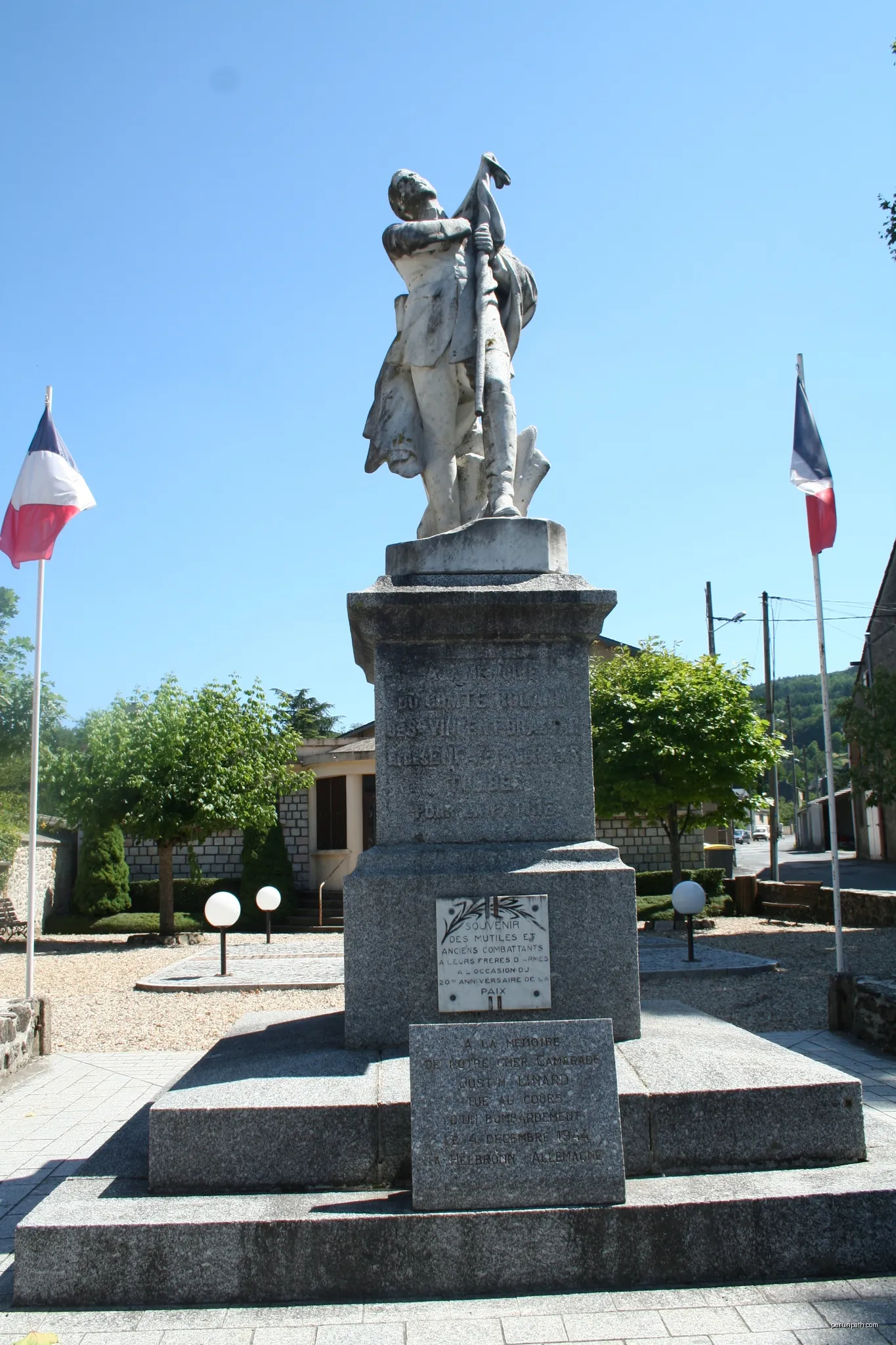 Brassac (Tarn) - monument aux morts. | Autor: Fagairolles 34 | Licencja: CC BY-SA 4.0 | Źródło: Wikimedia Commons