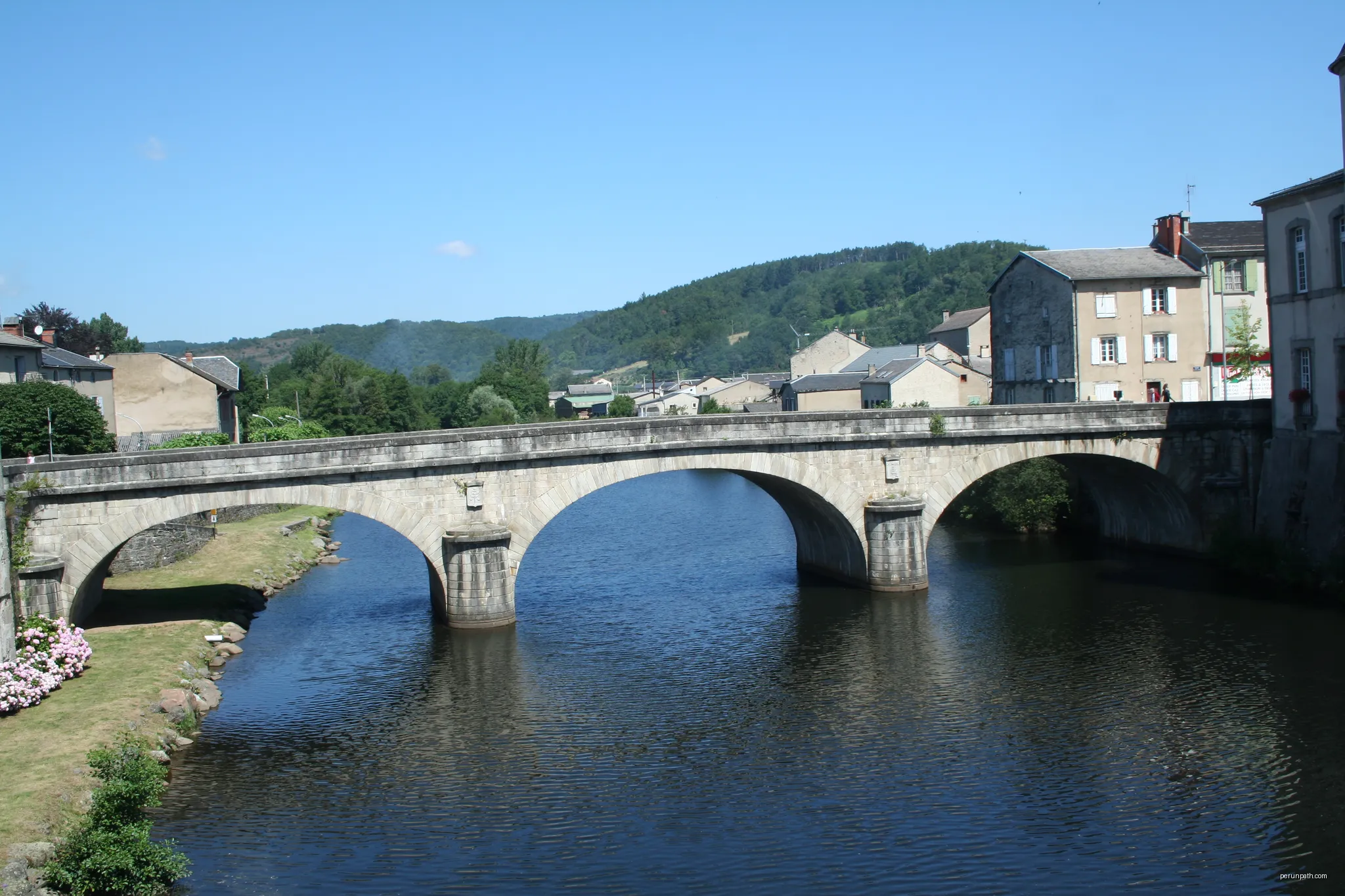 Brassac (Tarn) - pont. | Autor: Fagairolles 34 | Licencja: CC BY-SA 4.0 | Źródło: Wikimedia Commons