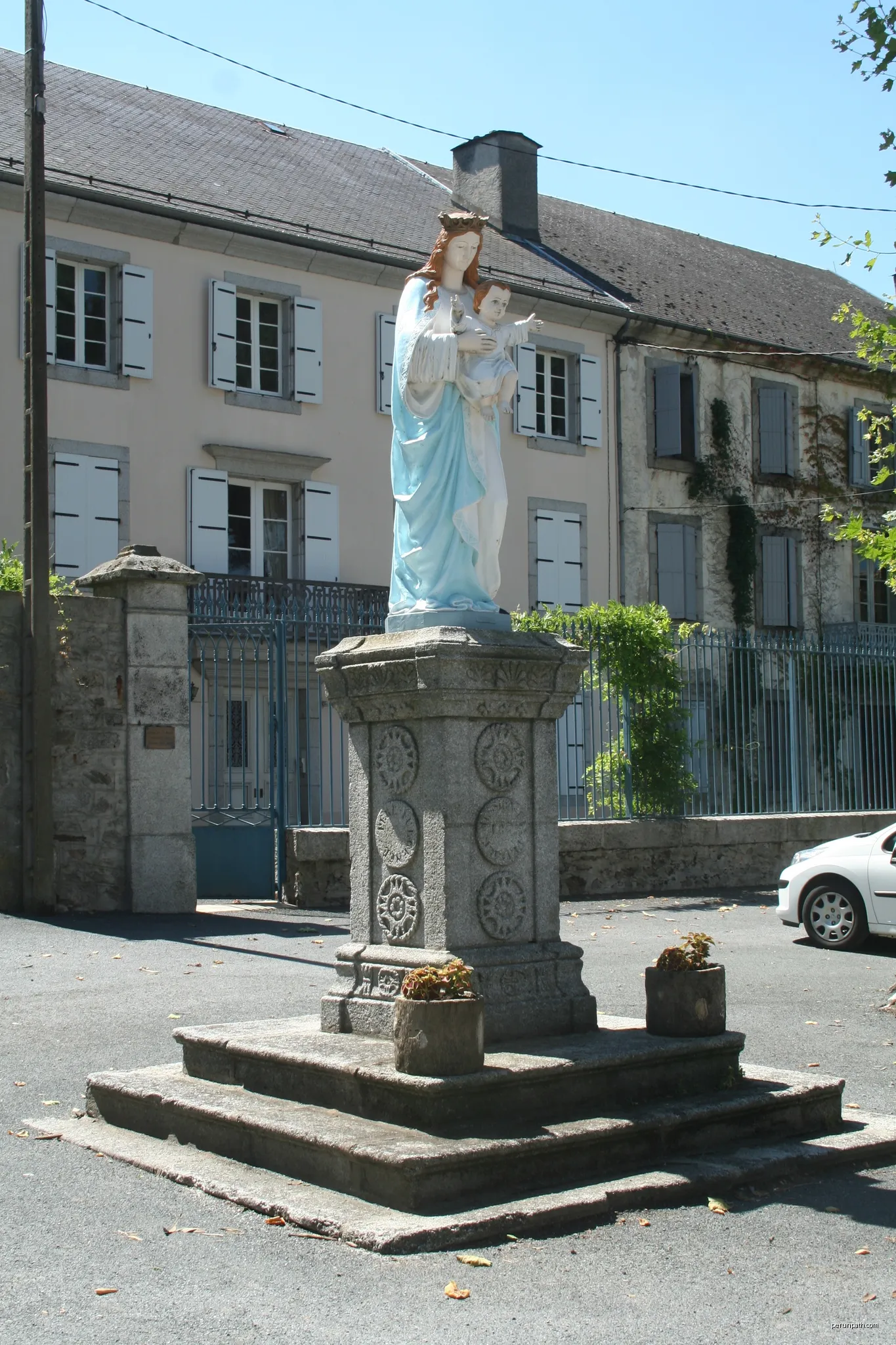 Brassac (Tarn) - statue de la Vierge. | Autor: Fagairolles 34 | Licencja: CC BY-SA 4.0 | Źródło: Wikimedia Commons