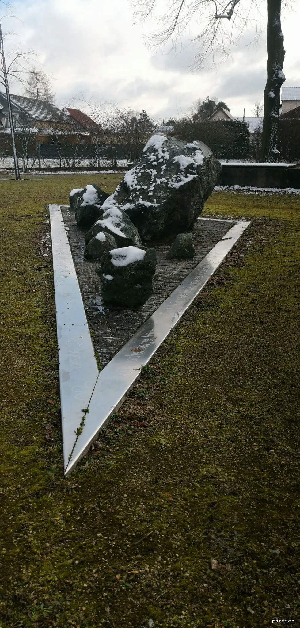 Brunnen Blaue Blume vom Koschenberg in Großkoschen | Autor: Z thomas | Licencja: CC BY-SA 4.0 | Źródło: Wikimedia Commons