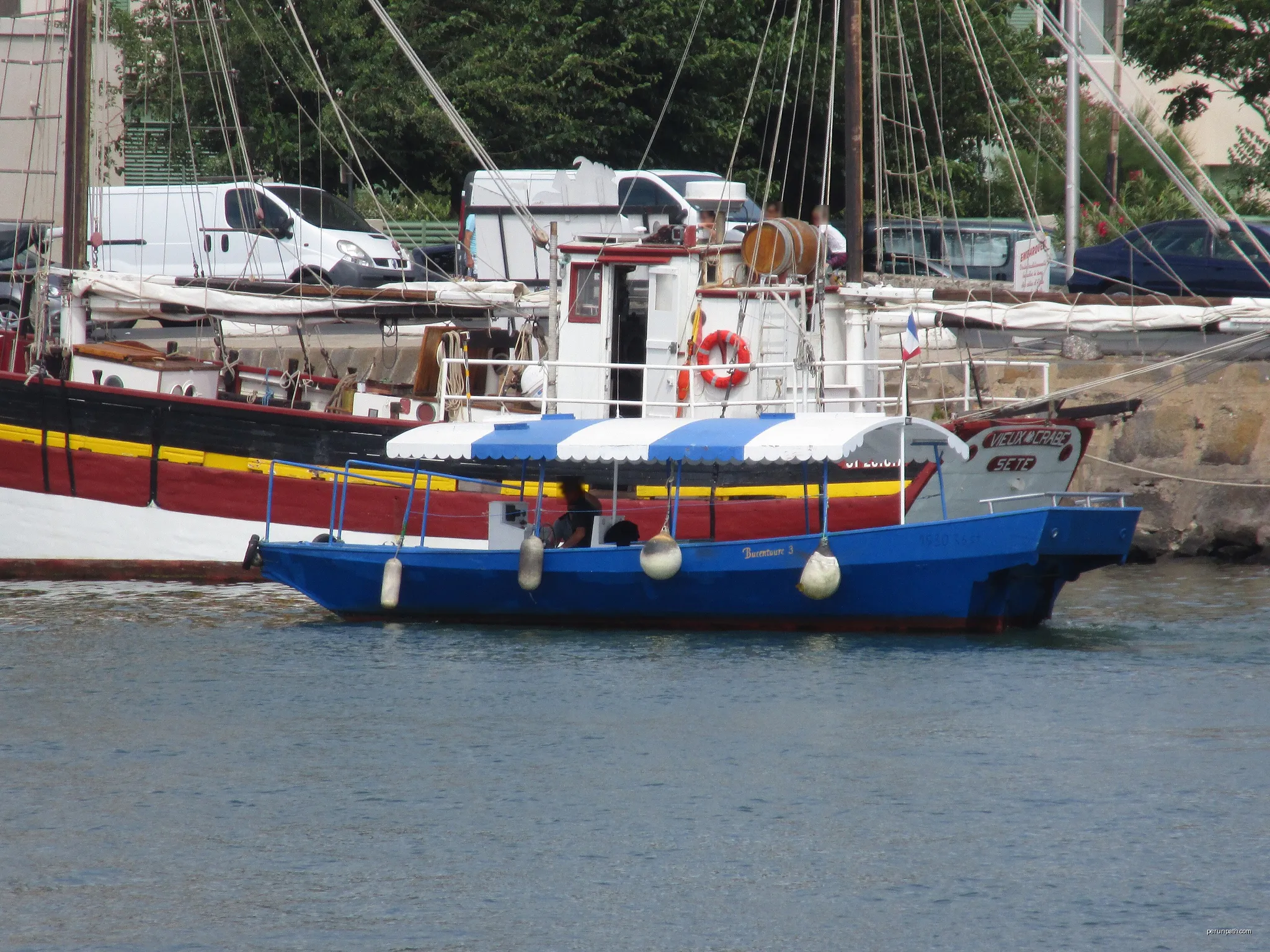 The ferry Bucentaure 3 on the Hérault, in the Grau d’Agde, on July 29, 2015. | Autor: Anthony Levrot | Licencja: CC BY-SA 4.0 | Źródło: Wikimedia Commons