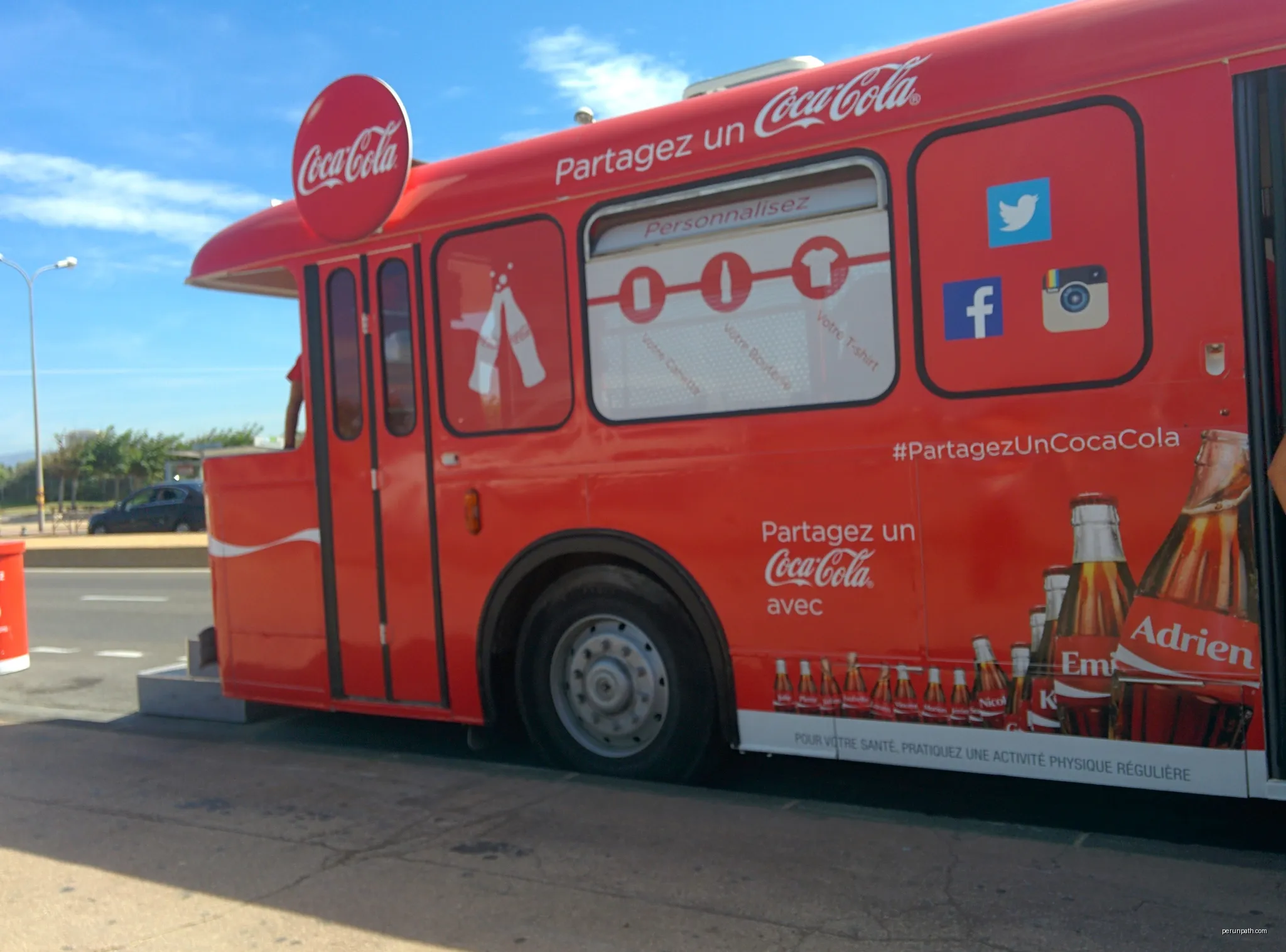 Bus coca-cola, Marseille, 2014 | Autor: MindH | Licencja: CC BY-SA 4.0 | Źródło: Wikimedia Commons