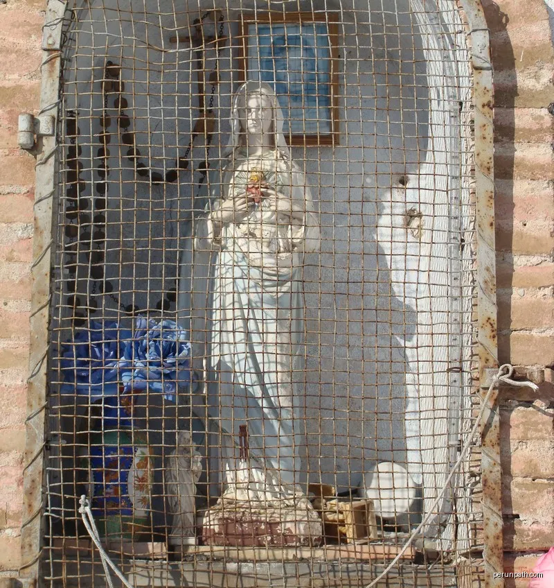La statue de la Vierge située dans l'oratoire du Moulin de Buissard (Hautes-Alpes). | Autor: Fr.Latreille | Licencja: CC BY-SA 3.0 | Źródło: Wikimedia Commons