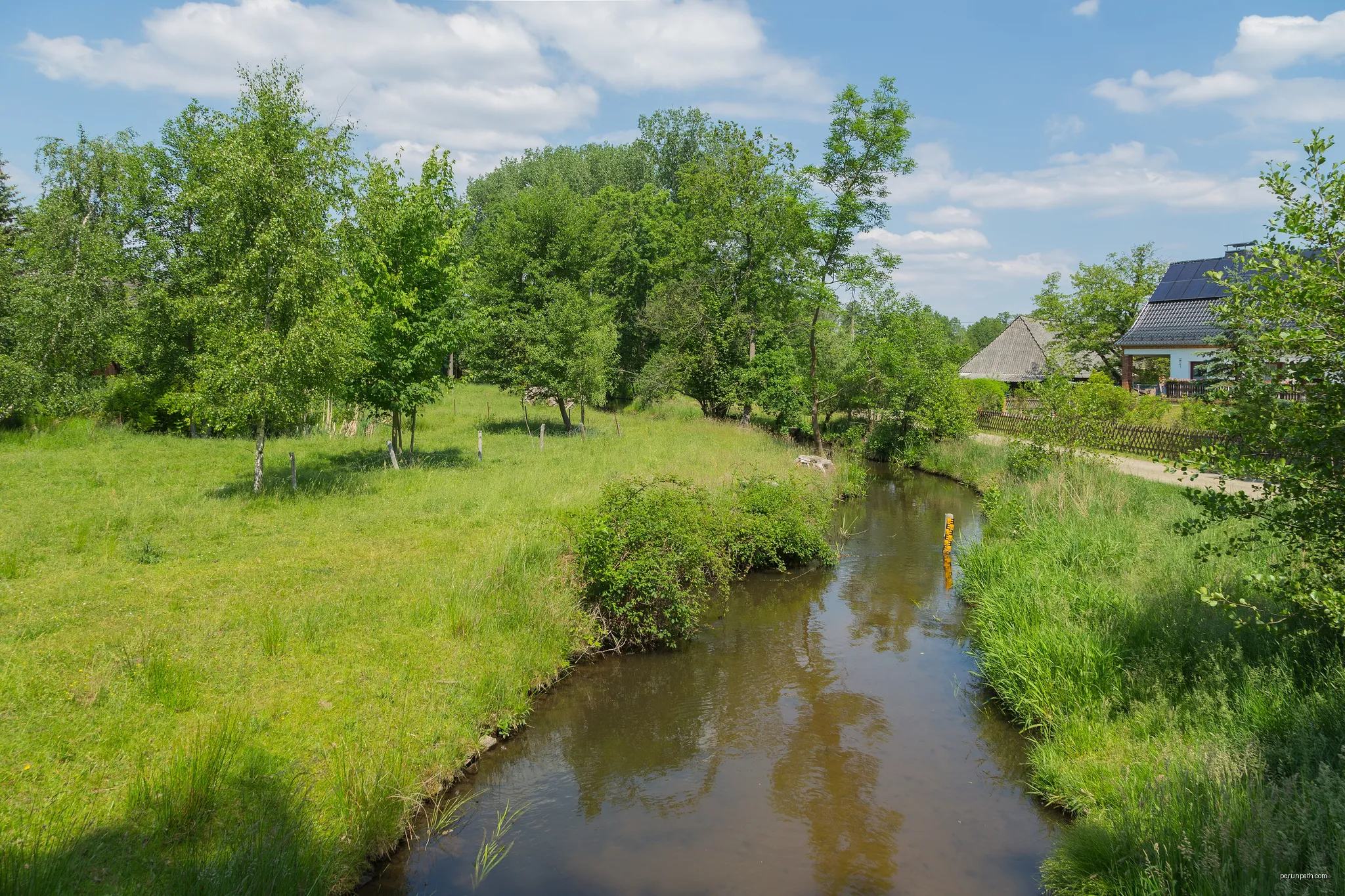 The River New Spree (Neue Spree) near Burg, Landkreis Spree-Neiße, Brandenburg, Germany. A typical stream within the Spreewald Biosphere Reserve (Biosphärenreservat Spreewald). | Autor: Jan-Herm Janßen | Licencja: CC BY-SA 4.0 | Źródło: Wikimedia Commons