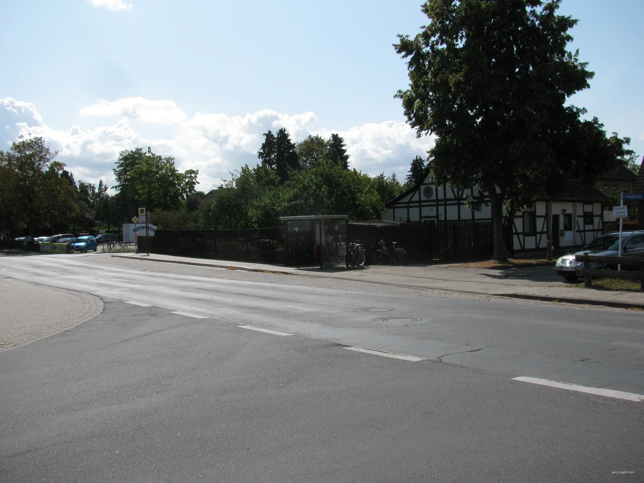 die Bushaltestelle Poststraße in der Schloßstraße in Groß Schwülper für Fahrten in Richtung Süden | Autor: GeorgDerReisende | Licencja: CC BY-SA 4.0 | Źródło: Wikimedia Commons