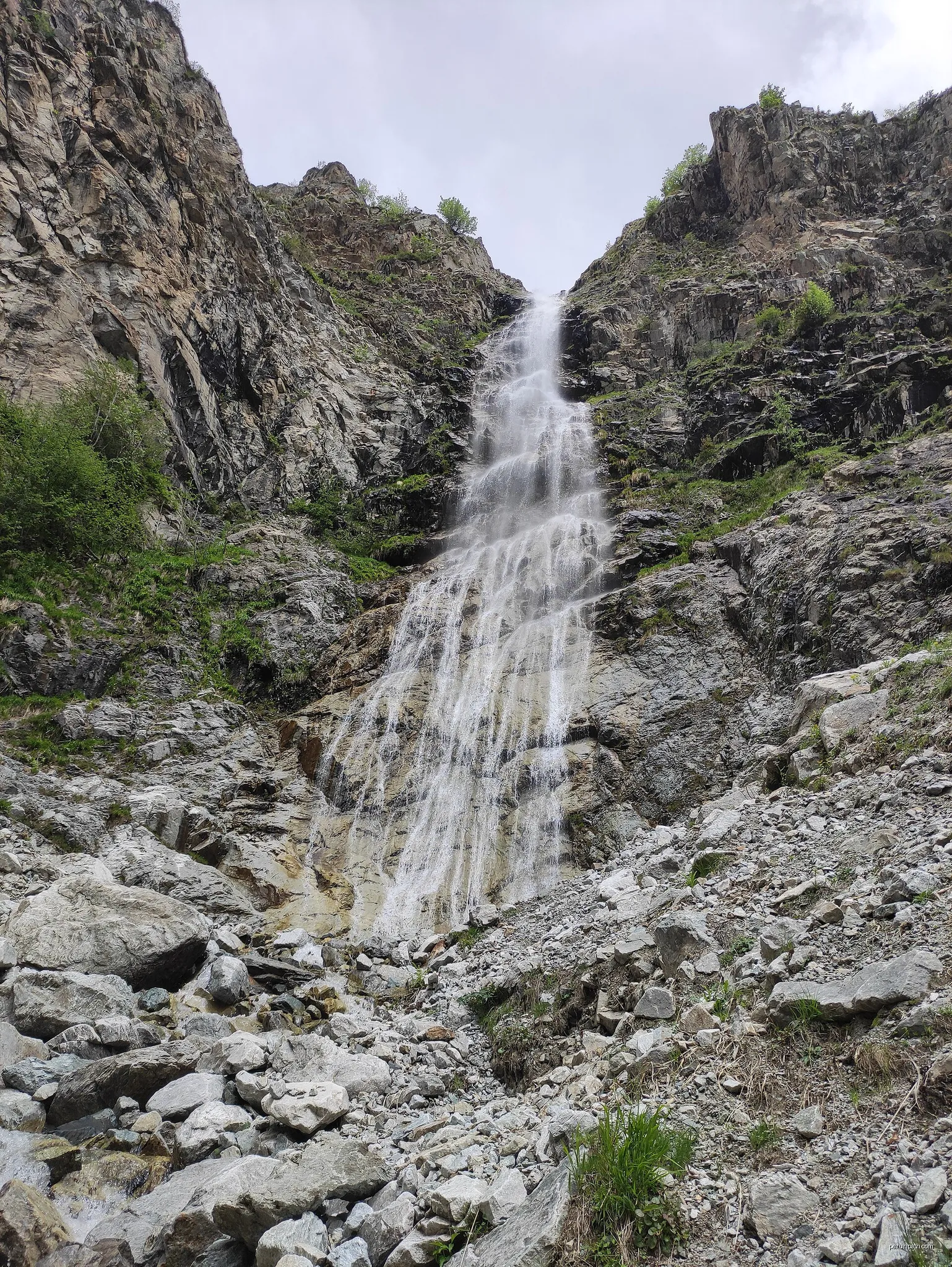 Habitat EUNIS 2012 : C2.24 - Chutes d'eau | Autor: AugustinSoulard | Licencja: CC BY-SA 4.0 | Źródło: Wikimedia Commons