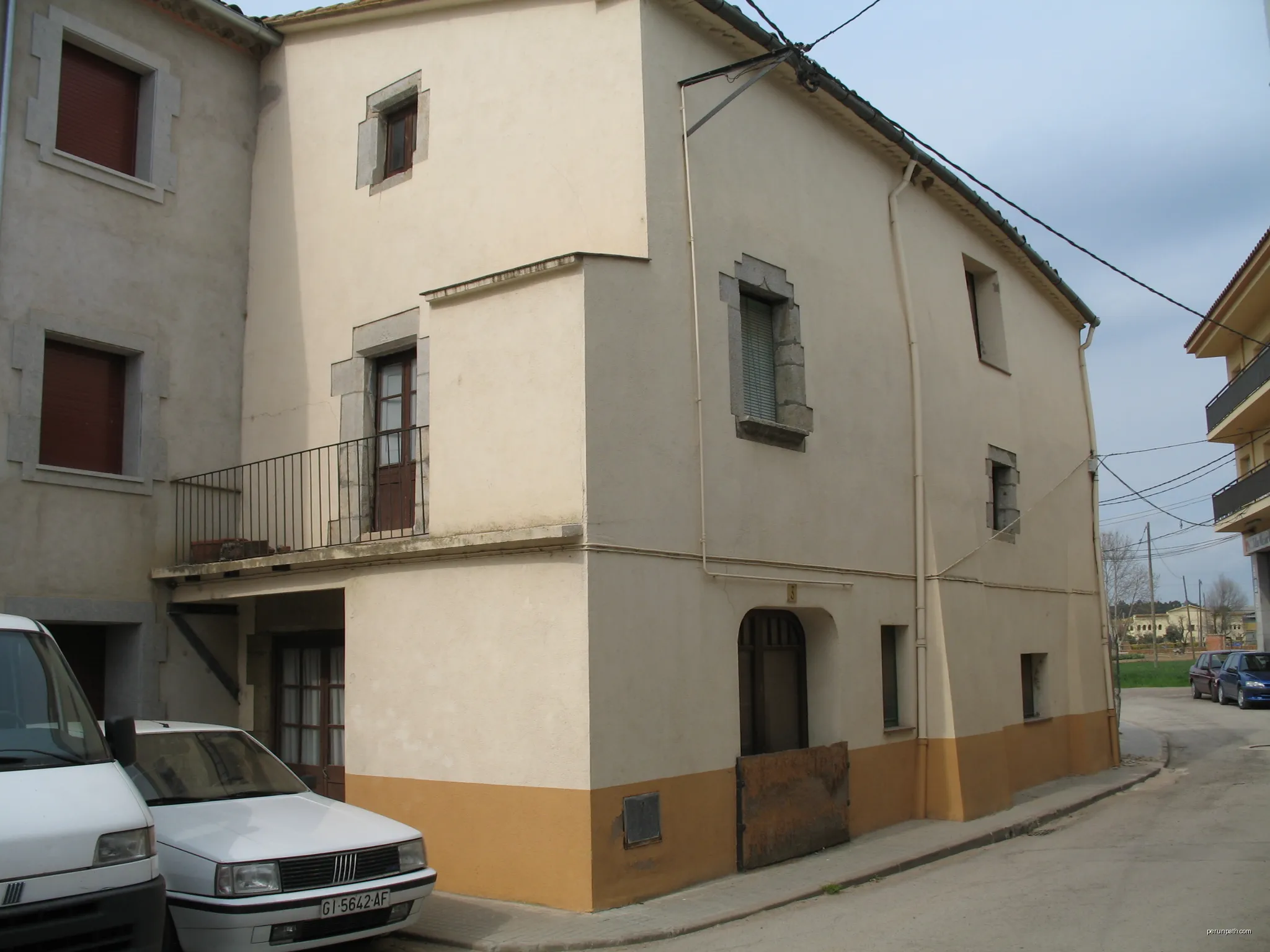 Ca la Viuda (Vilobí d'Onyar), casa enderrocada al nucli antic de Vilobí d'Onyar. | Autor: Joseppujol | Licencja: CC BY-SA 4.0 | Źródło: Wikimedia Commons