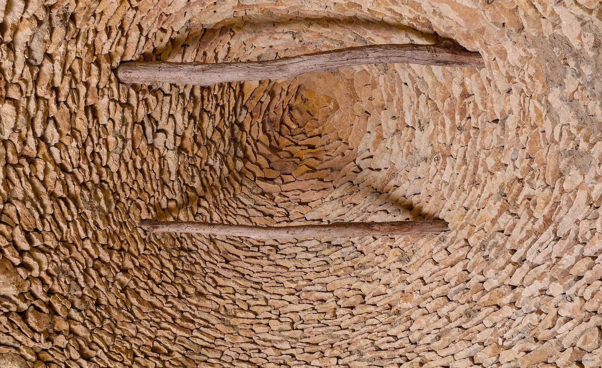 Saint-André-d'Allas (Dordogne, France) - Cabanes du Breuil - Inside of a dry stone hut | Autor: Benjamin Smith | Licencja: CC BY-SA 4.0 | Źródło: Wikimedia Commons