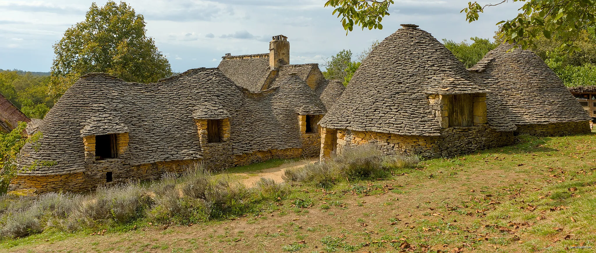 Saint-André-d'Allas (Dordogne, France) - Cabanes du Breuil - A few dry stone huts | Autor: Benjamin Smith | Licencja: CC BY-SA 4.0 | Źródło: Wikimedia Commons