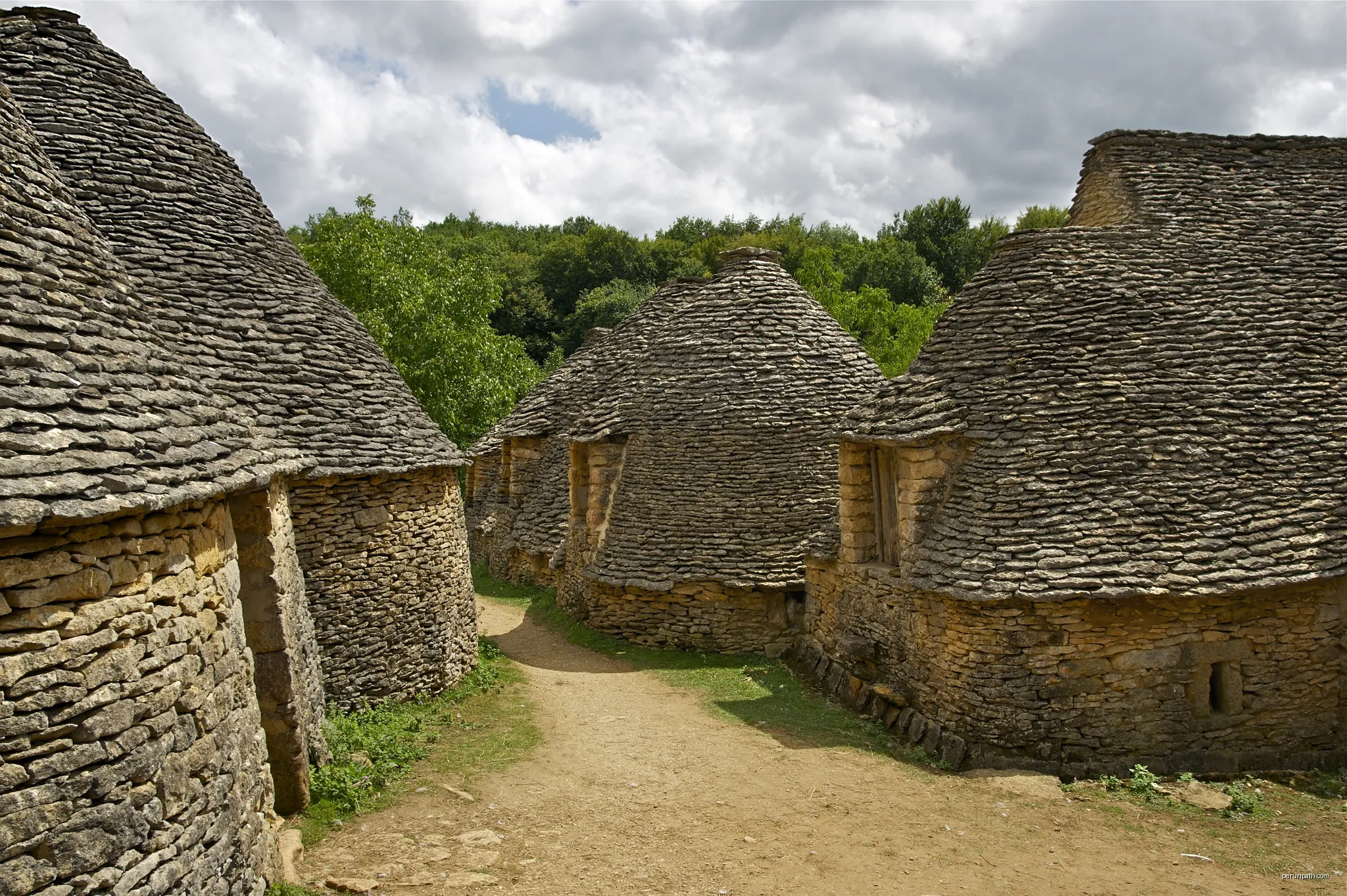 The Cabanes du Breuil, at the place known as Calpalmas, in Saint-André d'Allas, Dordogne, France. | Autor: Jebulon | Licencja: CC0 | Źródło: Wikimedia Commons