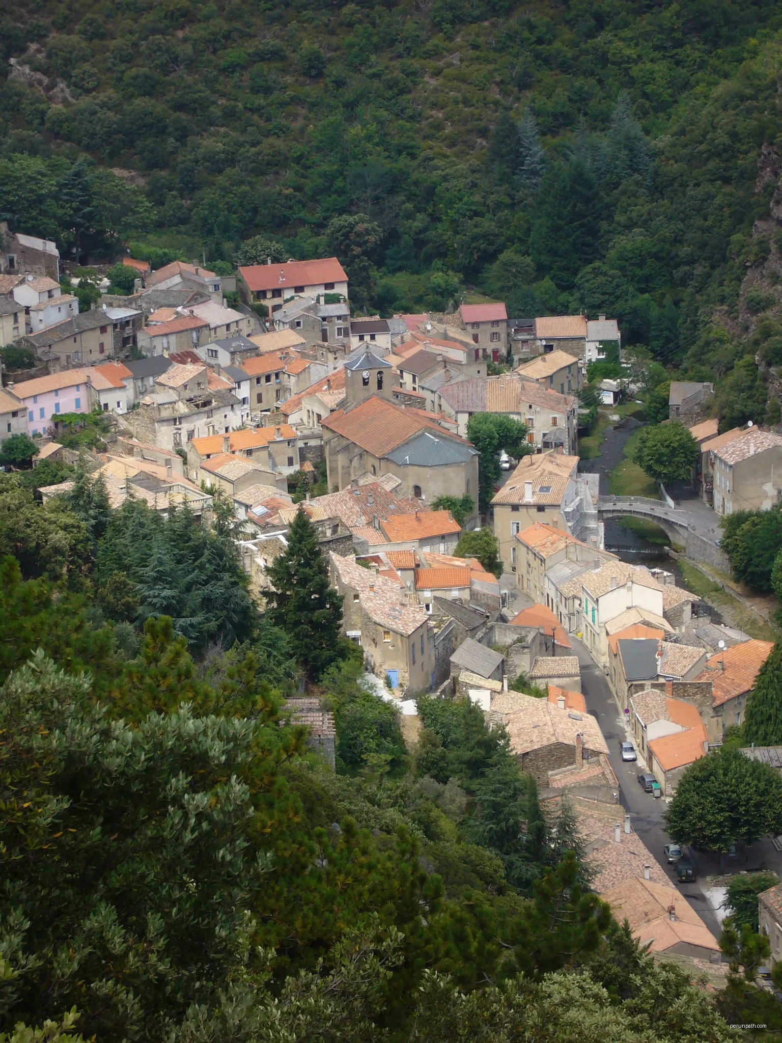 Cabrespine village | Autor: Caitriana Nicholson from 北京 ~ Beijing, 中国 ~ China | Licencja: CC BY-SA 2.0 | Źródło: Wikimedia Commons
