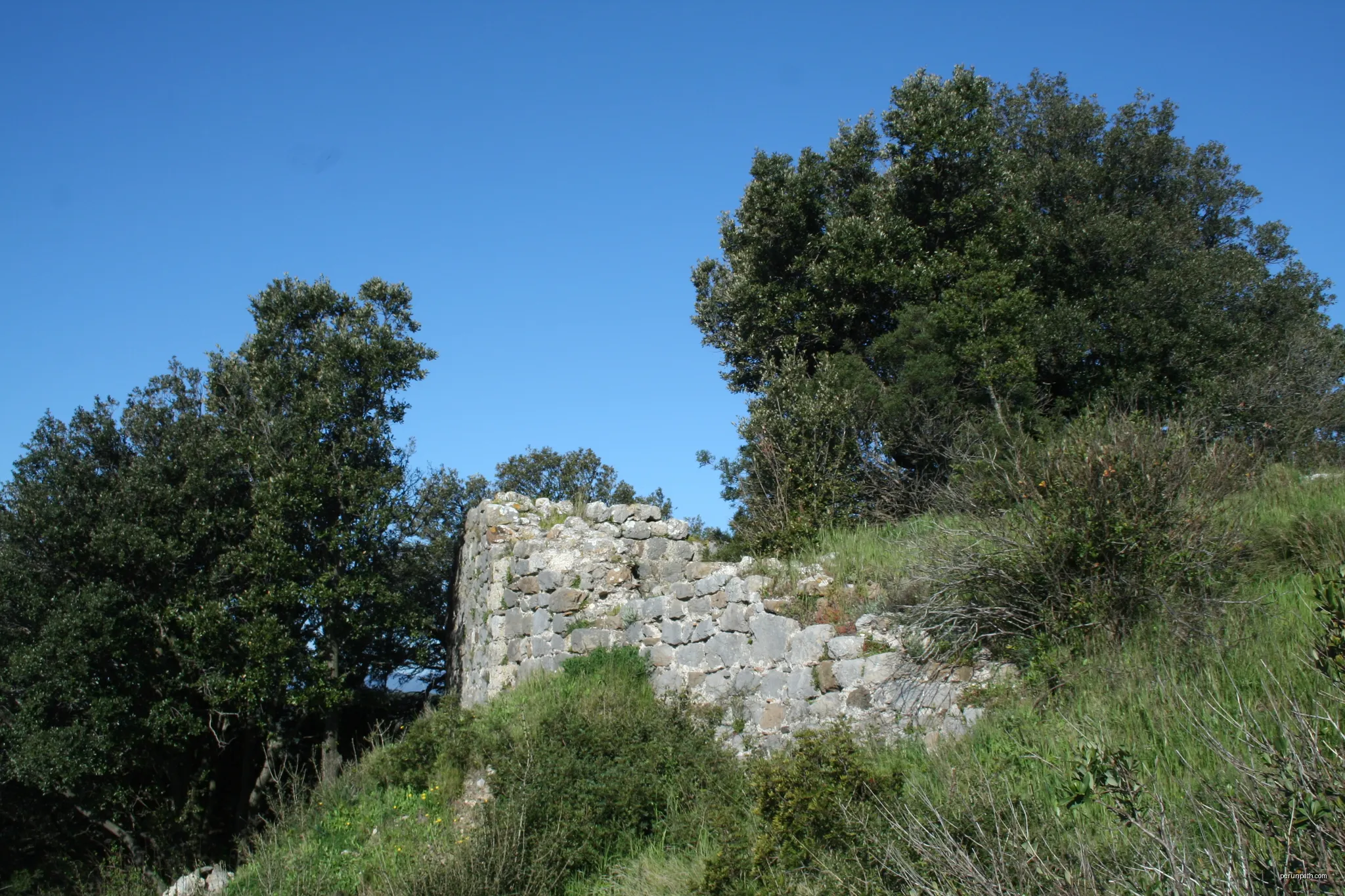 Cabrières (Hérault) - Site du château - mur. | Autor: Fagairolles 34 | Licencja: CC BY-SA 4.0 | Źródło: Wikimedia Commons