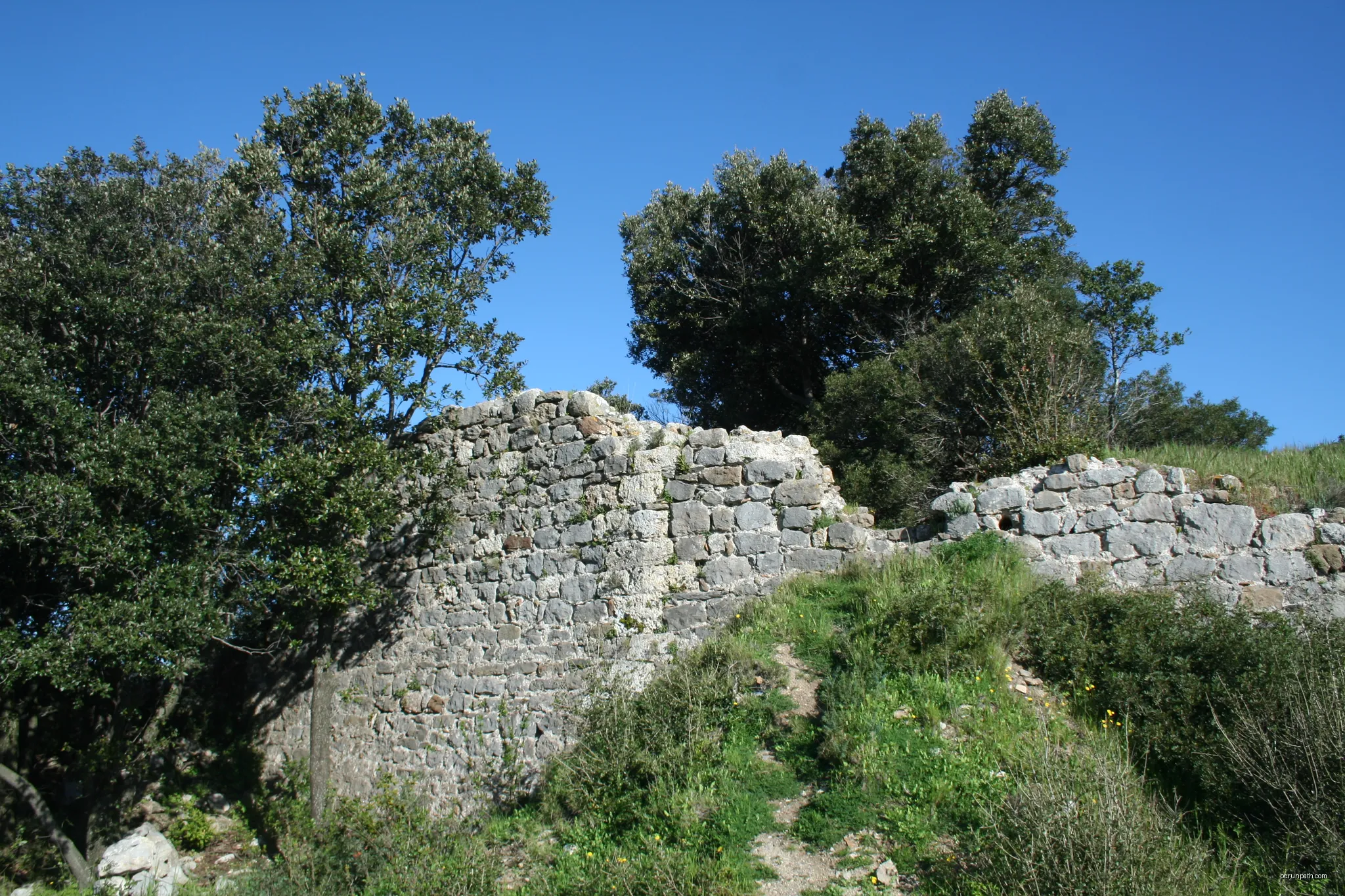 Cabrières (Hérault) - Site du château - mur. | Autor: Fagairolles 34 | Licencja: CC BY-SA 4.0 | Źródło: Wikimedia Commons