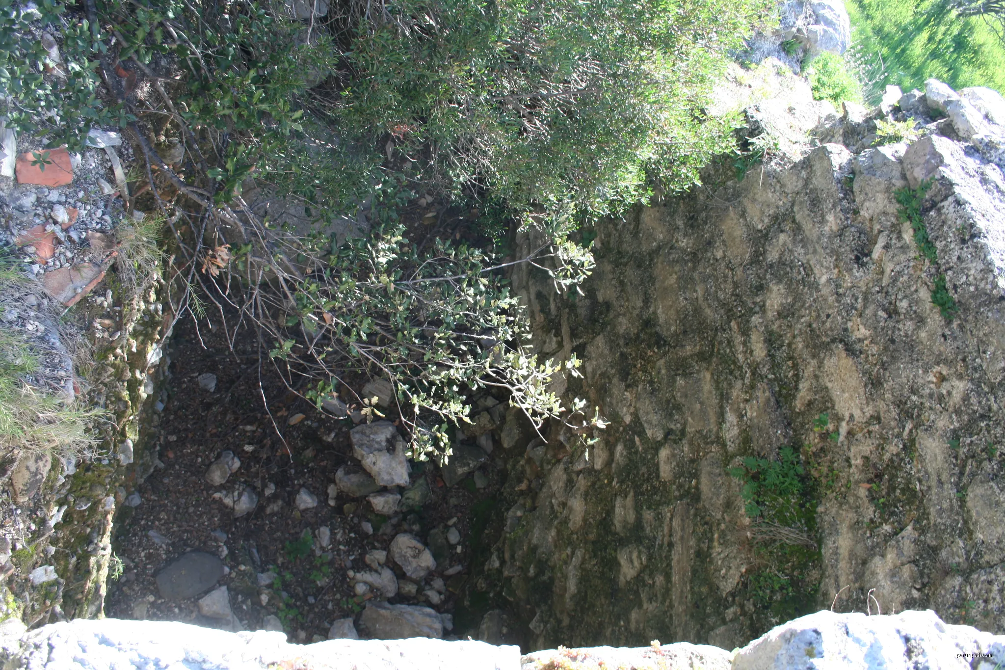 Cabrières (Hérault) - Site du château, pièce. | Autor: Fagairolles 34 | Licencja: CC BY-SA 4.0 | Źródło: Wikimedia Commons